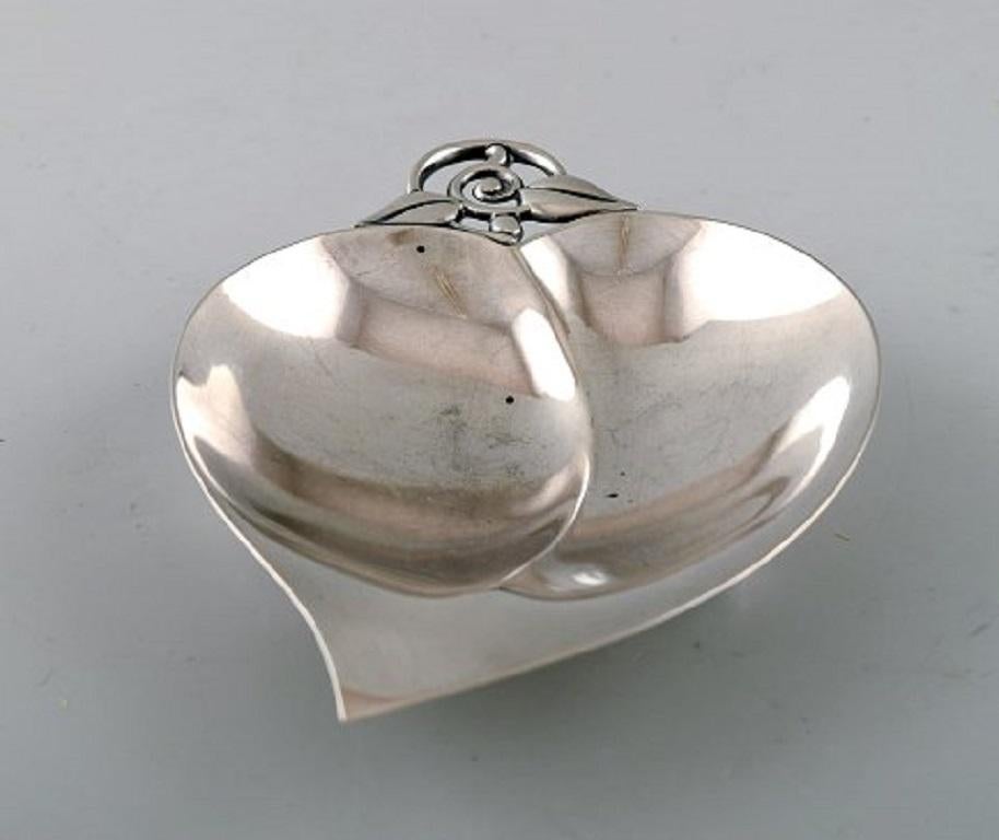 Tiffany & Company (New York). Leaf-shaped silver bowl on feet, 1930s.
In very good condition.
Stamped.
Measures: 15.5 x 11 cm.