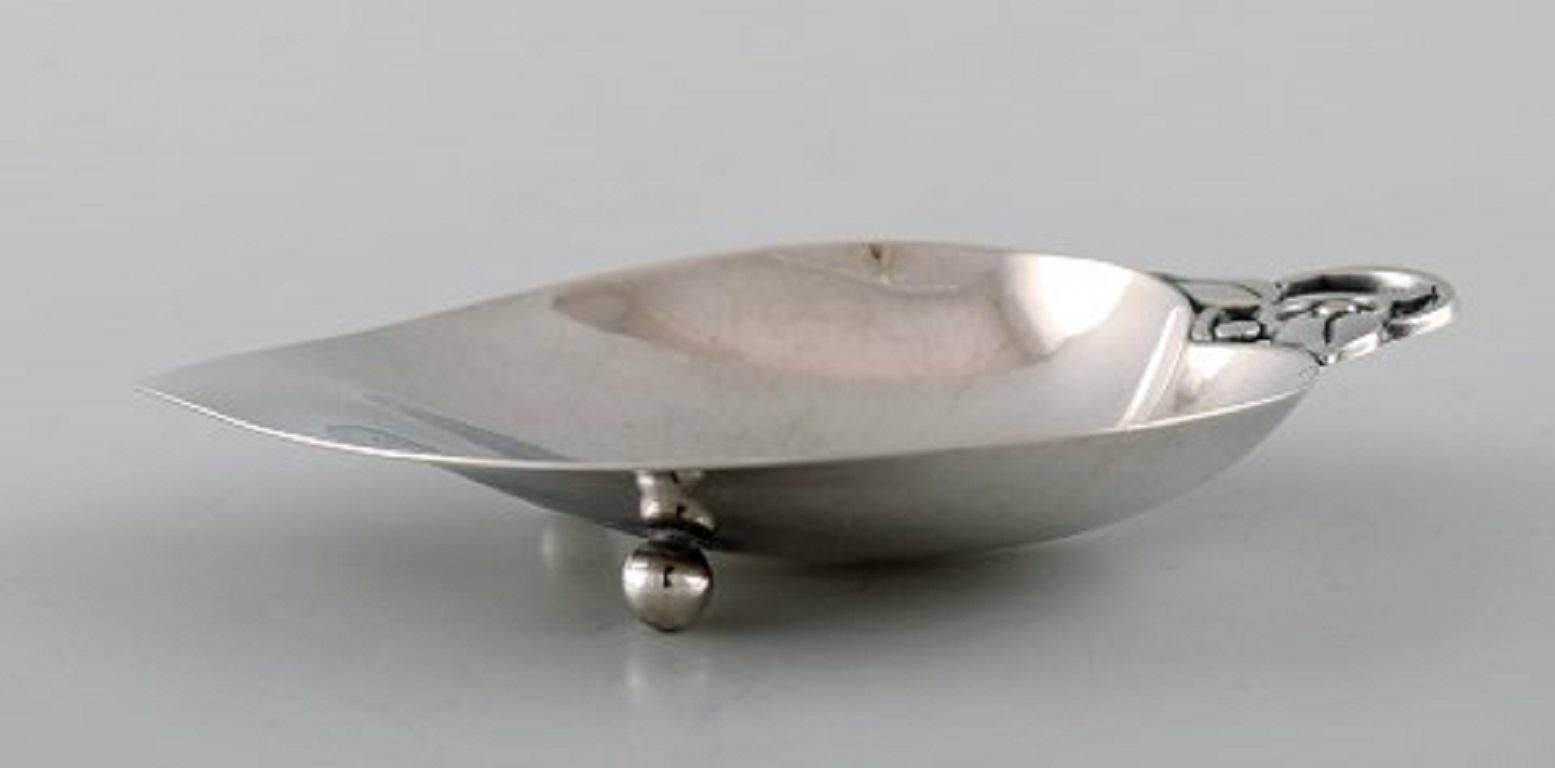 American Tiffany & Company 'New York', Leaf Shaped Silver Bowl on Feet, 1930s For Sale