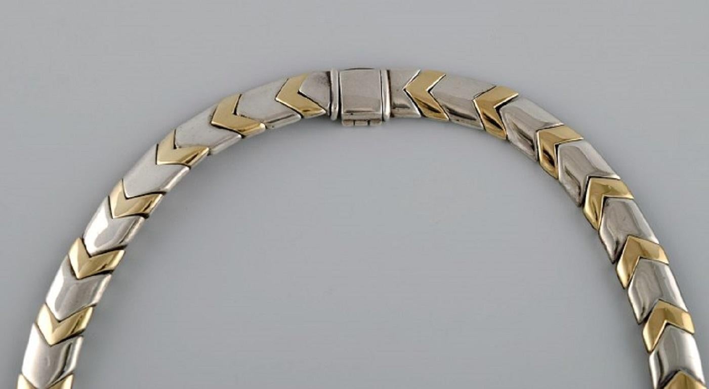 Tiffany & Company, New York. Modernist necklace in partially gilded sterling silver. 1970s.
Total length: 42 cm.
Width: 1.3 cm.
Inside diameter: 13.5 cm.
In excellent condition.
Stamped.
Our skilled Georg Jensen silversmith can polish all silver and