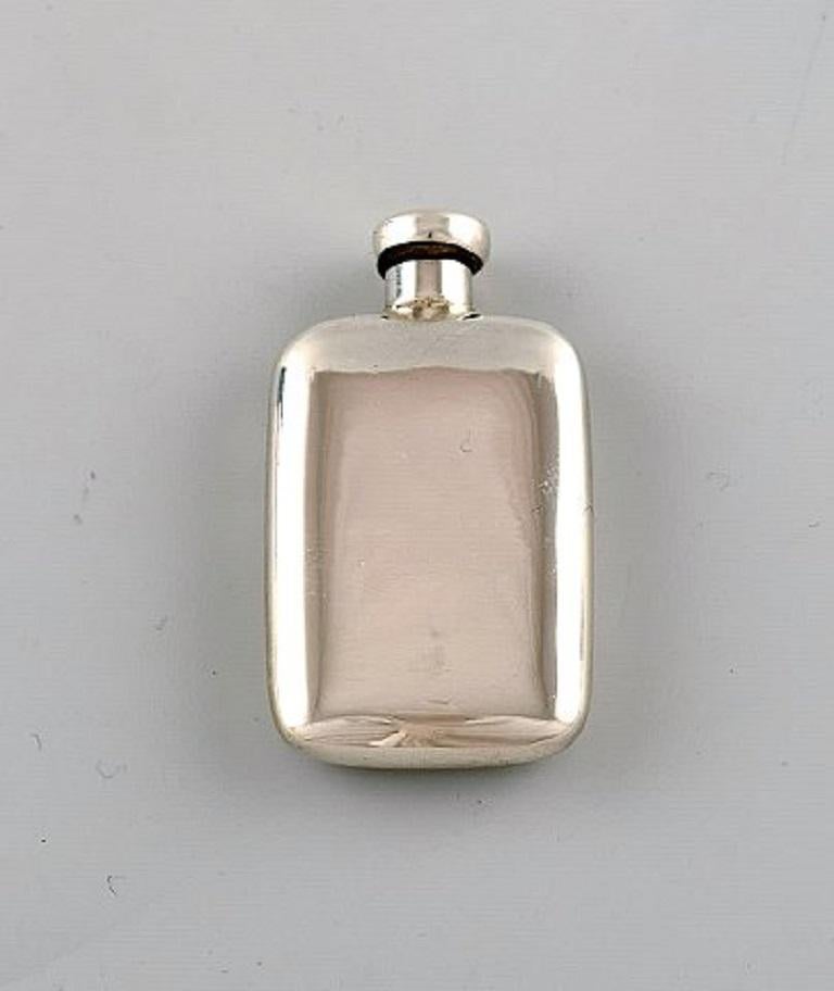Tiffany & Company (New York). Rare art deco perfume set in sterling silver. 1930 / 40's.
In very good condition.
Stamped.
The perfume bottle measures: 4.5 x 2.5 cm.
The funnel measures: 3.3 x 2 cm.