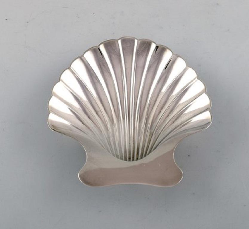 Tiffany & Co (New York). Three silver bowls on feet shaped as seashells, 1930s.
In very good condition.
Stamped.
Largest measures: 13.5 x 12 cm.