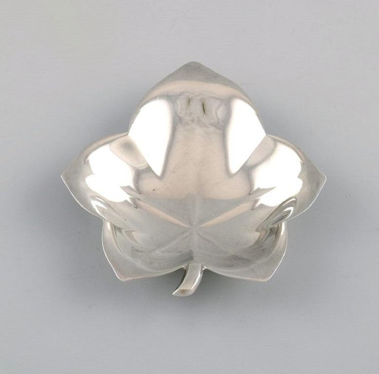 Tiffany & Company, New York. Two leaf-shaped bowls in sterling silver. 
Early 20th century.
Measures: 8 x 7.5 x 1.2 cm.
In excellent condition.
Stamped.