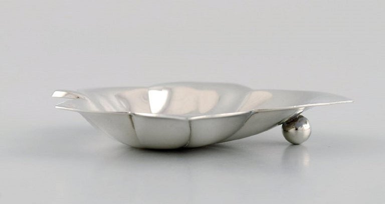 American Tiffany & Company, New York, Two Leaf-Shaped Bowls in Sterling Silver For Sale