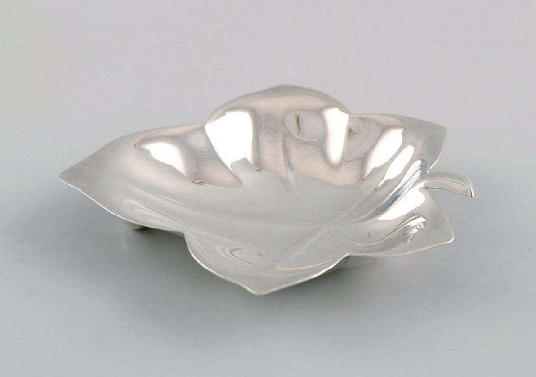Tiffany & Company, New York, Two Leaf-Shaped Bowls in Sterling Silver In Excellent Condition In Copenhagen, DK