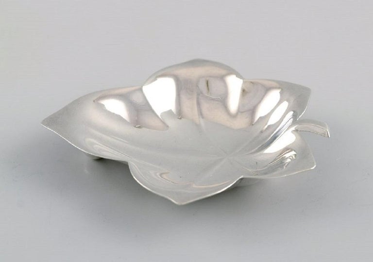 Tiffany & Company, New York, Two Leaf-Shaped Bowls in Sterling Silver In Excellent Condition For Sale In Copenhagen, Denmark