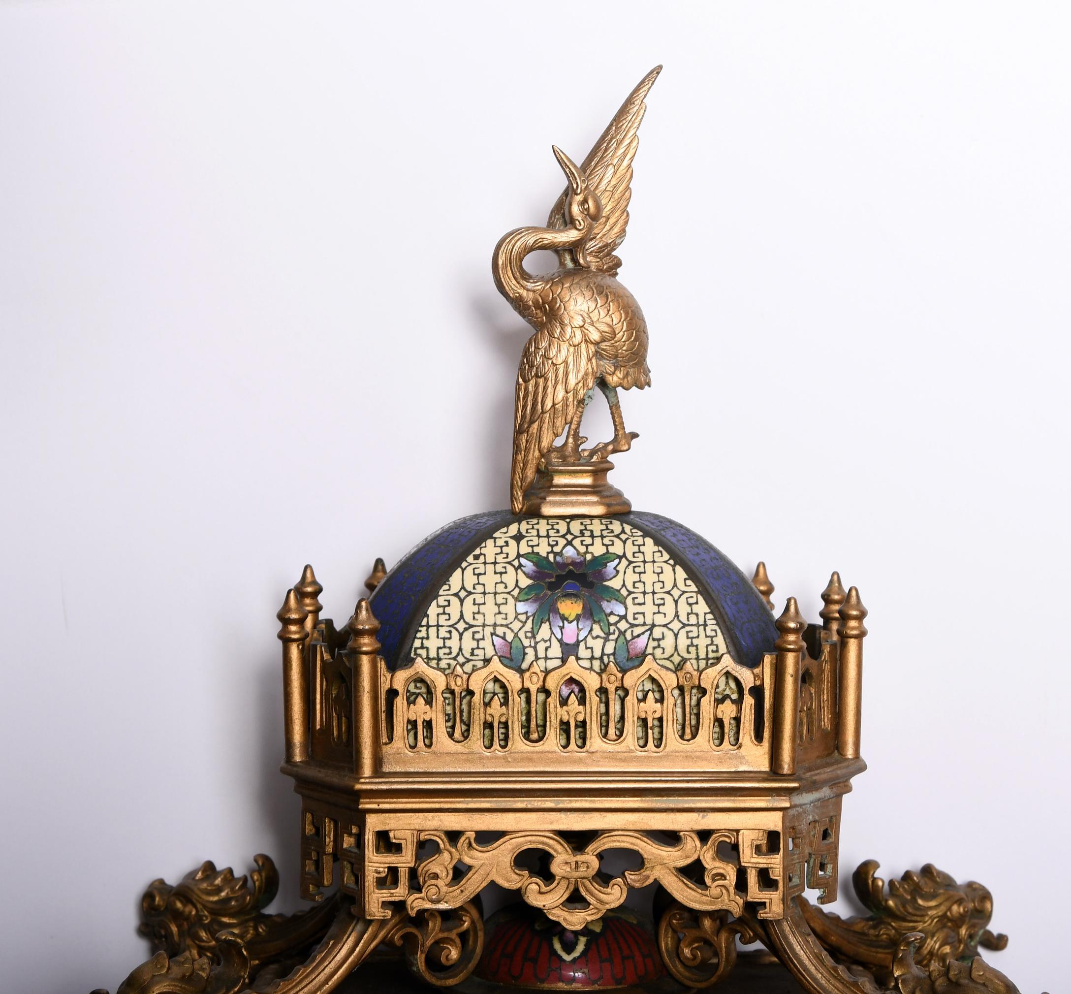 Japonisme Tiffany & Co. Garniture d'horloge de cheminée en bronze doré et émail champlev en vente