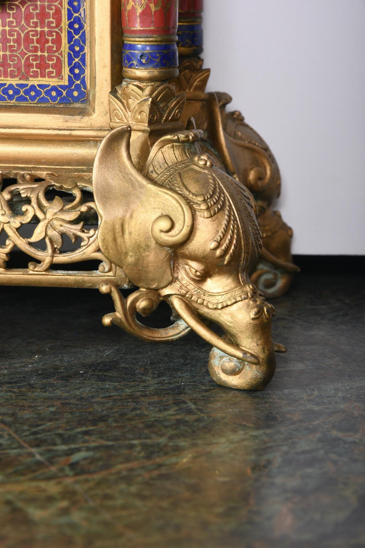 XIXe siècle Tiffany & Co. Garniture d'horloge de cheminée en bronze doré et émail champlev en vente