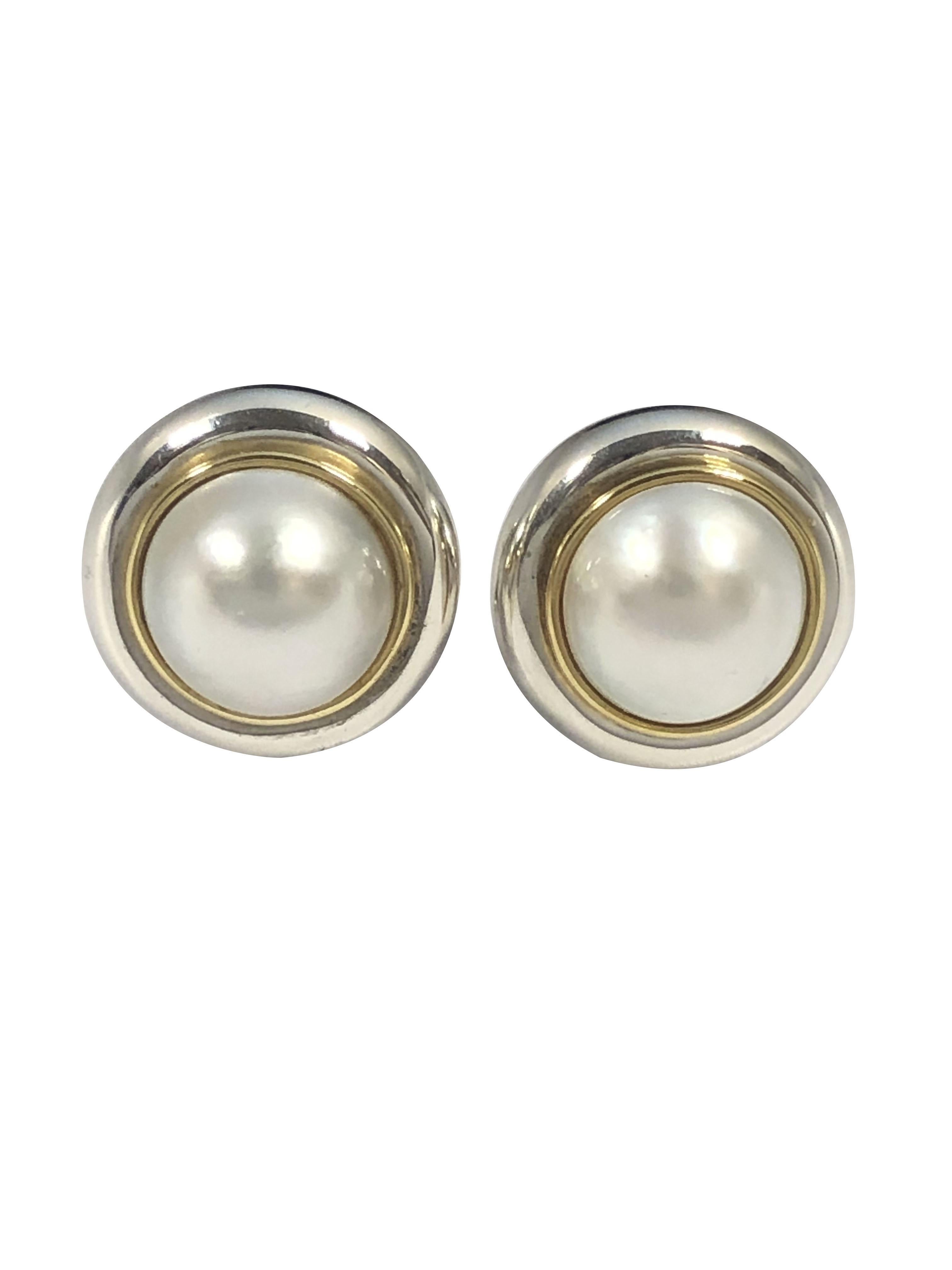Circa 1985 Paloma Picasso para Tiffany & Company Pendientes de plata de ley con oro amarillo de 18 quilates y perla de Mabe, miden 3/4 de pulgada de diámetro y llevan engastado en el centro un M.M. de 11,5. Perla Mabe de Lustre Blanco muy fino. Con