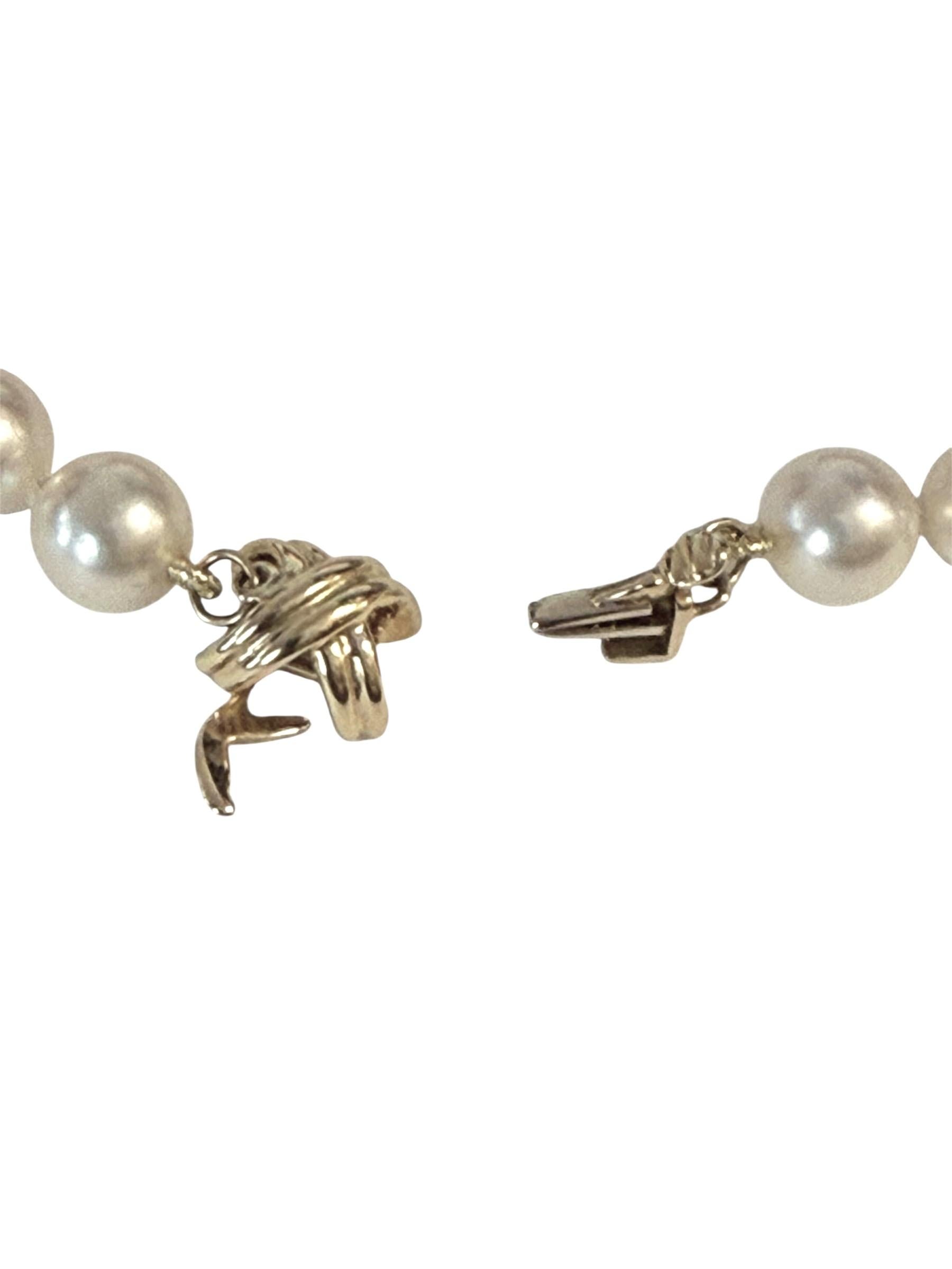 Tiffany & Company Pearl Necklace with Gold Signature Clasp In Excellent Condition For Sale In Chicago, IL