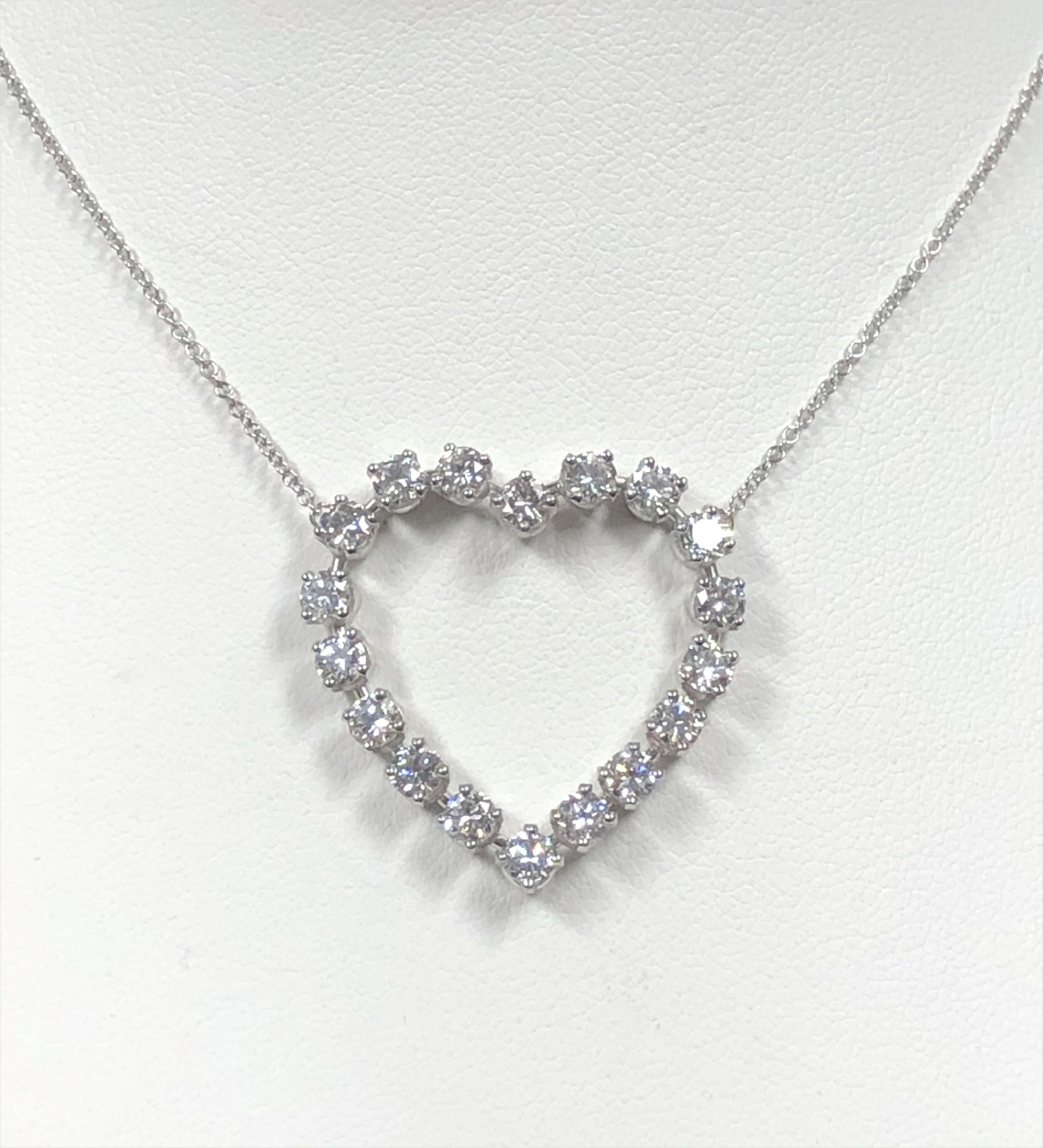 Circa 1990er Jahre Tiffany & Company Platin Open Heart Necklace, das Herz misst 1 1/8 X 1 1/8 Zoll und ist mit feinen weißen runden Diamanten im Brillantschliff von insgesamt 2 Karat besetzt. Aufgehängt an einer 16-Zoll-Platin-Gliederkette, sind