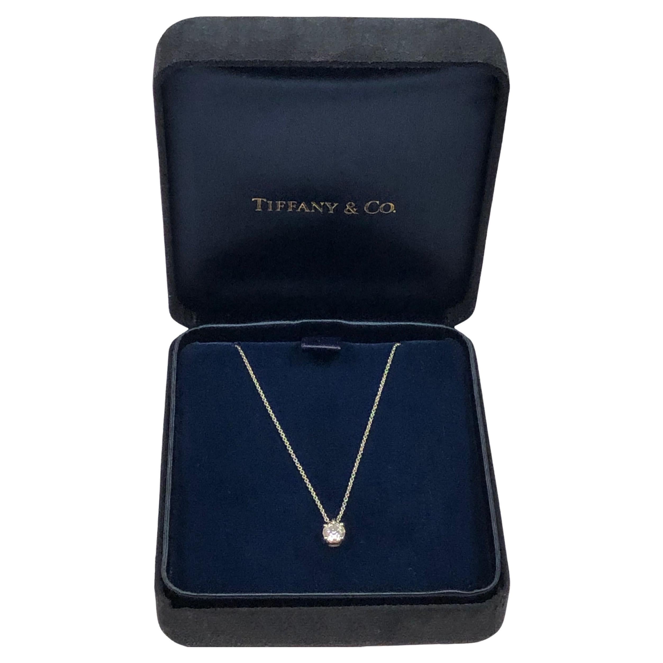 Tiffany & Company Collier pendentif solitaire en platine et diamants 