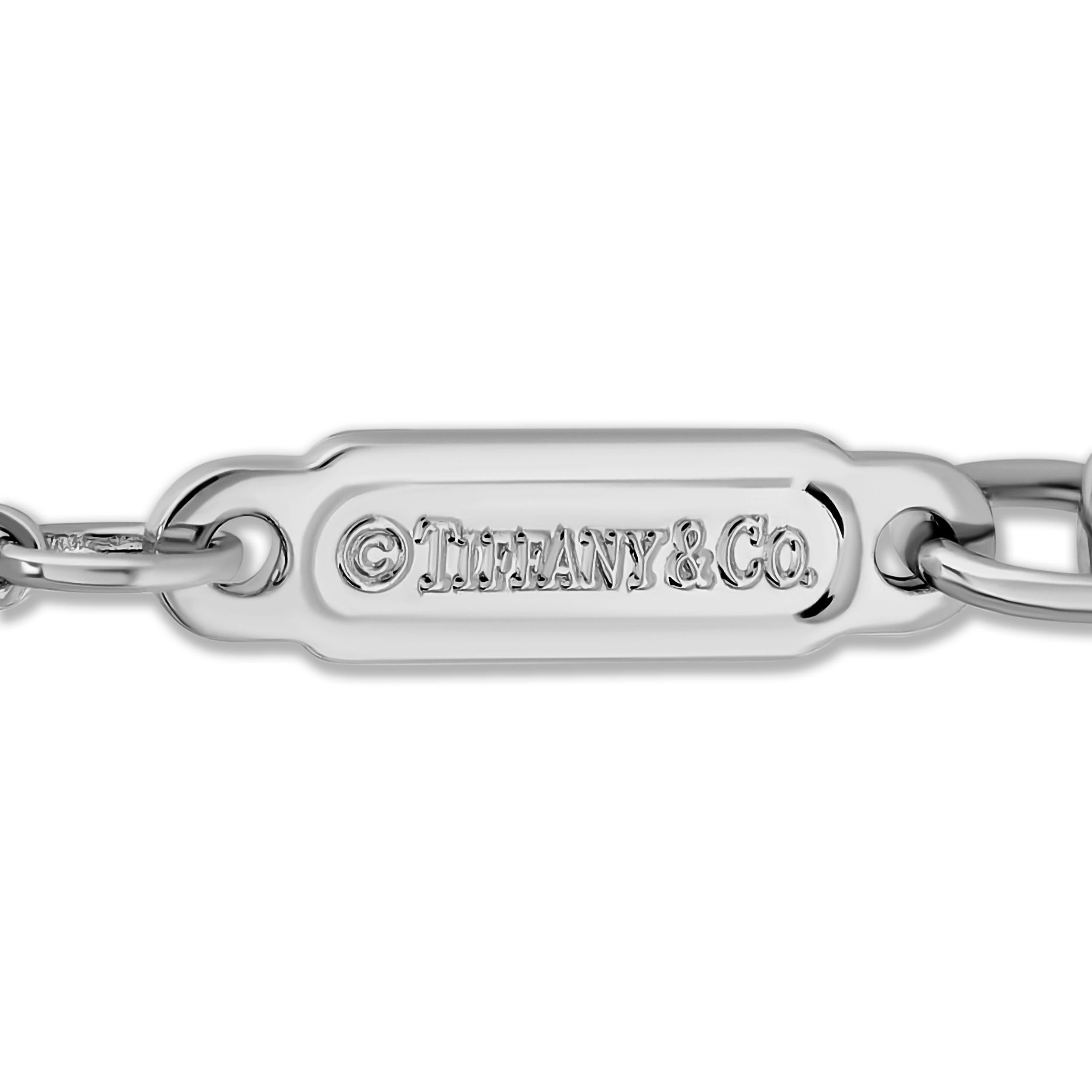 Dieser zarte Anhänger von Tiffany & Co. zeigt ein dreiteiliges Papierblumenmotiv, das in Platin gefertigt wurde und einen luxuriösen und zeitlosen Look bietet. Funkelnde Diamanten schmücken die Blütenblätter und verleihen ihnen einen Hauch von