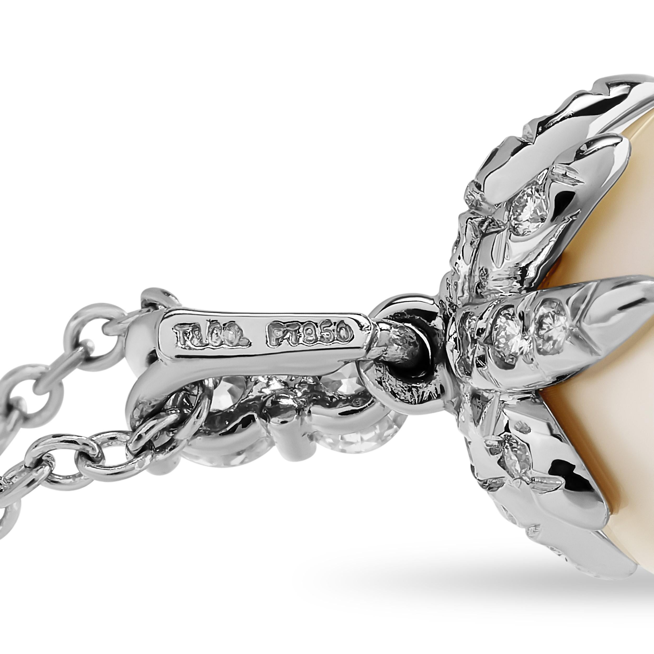 Questo elegante pendente di Tiffany & Co. presenta una splendida combinazione di platino, diamanti e una perla. Il design senza tempo rende questo ciondolo un pezzo versatile che può essere indossato in ogni occasione.

La perla misura circa 9,5