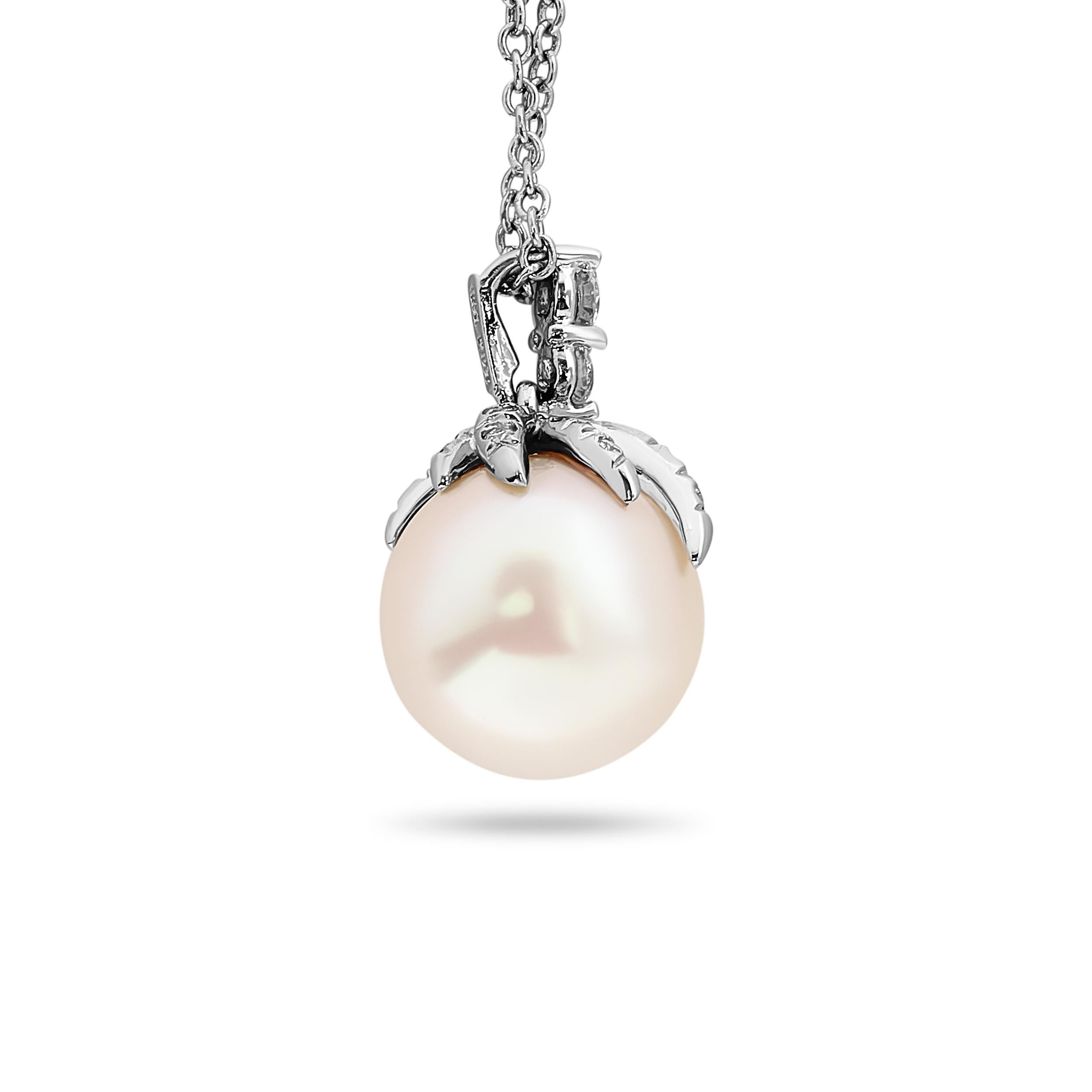 Taglio rotondo Ciondolo in platino con diamanti e perle su catena Tiffany & Company in vendita
