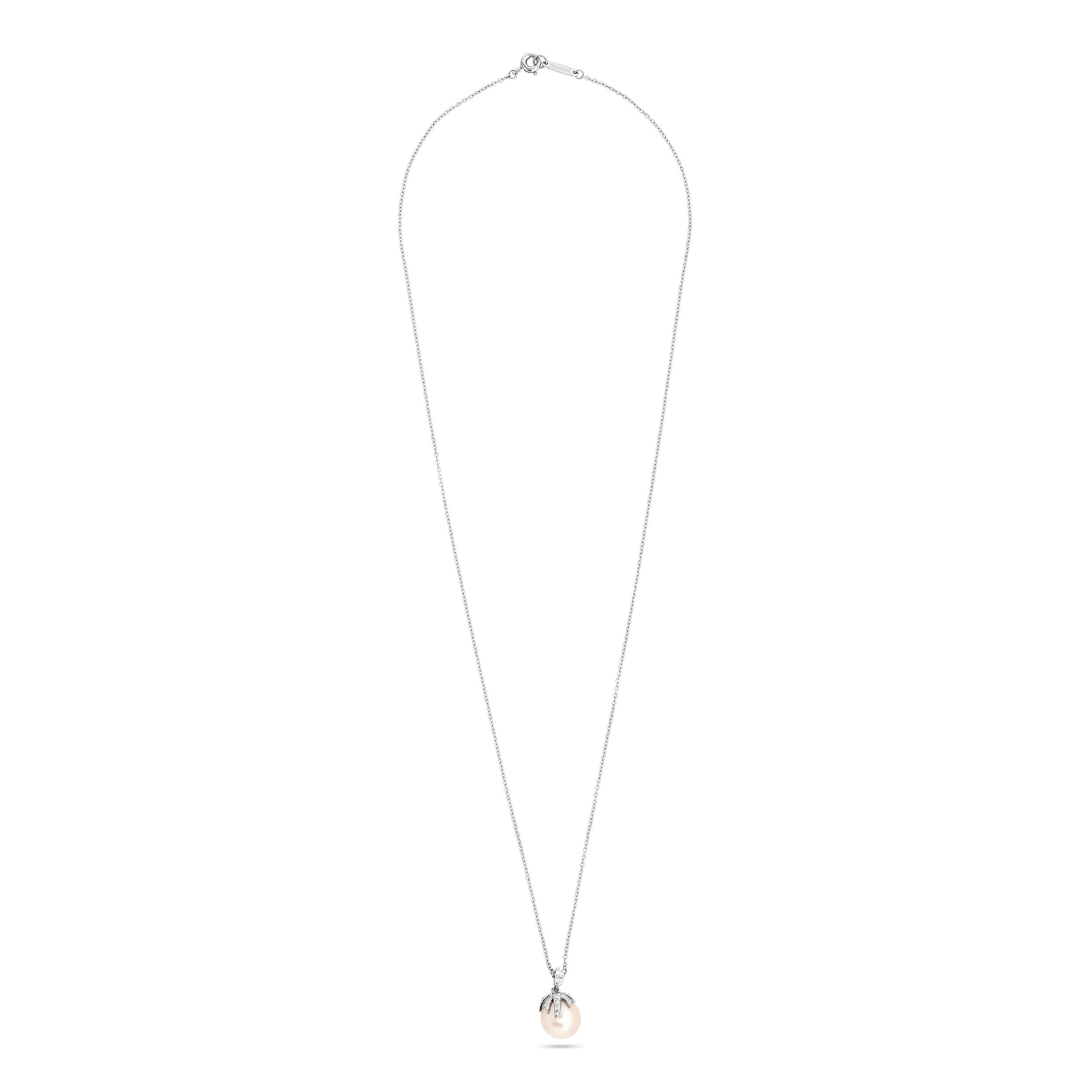 Ciondolo in platino con diamanti e perle su catena Tiffany & Company In condizioni ottime in vendita a Philadelphia, PA