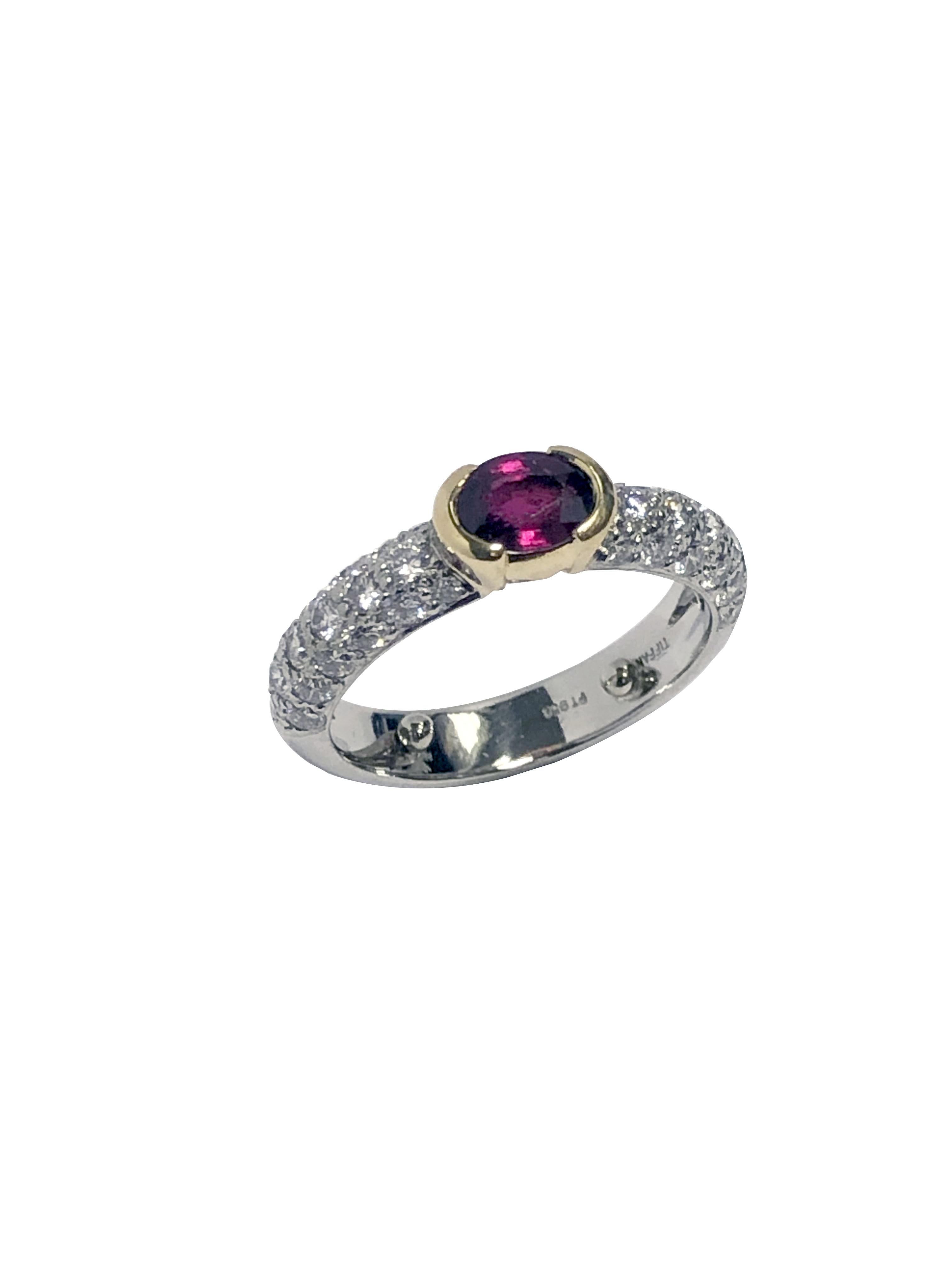 CIRCA 1980er Jahre Tiffany & Company Platinum Ring, ein 4 M.M breiten Band Ring, der Pave mit runden Diamanten im Brillantschliff für 3/4 des Bandes und einem ungefähren Gewicht von 1 Karat gesetzt ist. Zentral in einem gelben Gold Kopf gesetzt ist