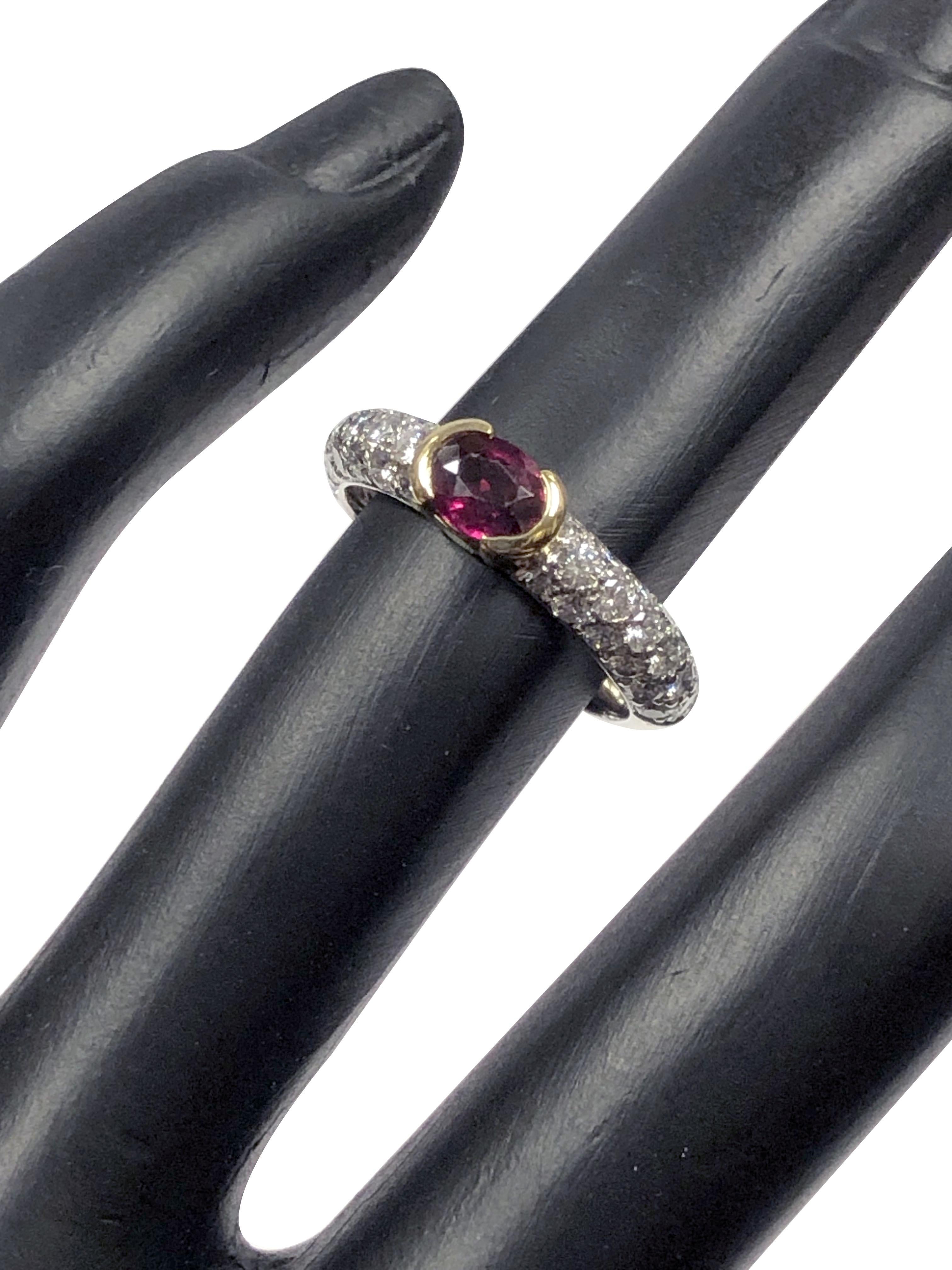 Taille ovale Tiffany & Company, bague en platine, diamant et rubis en vente