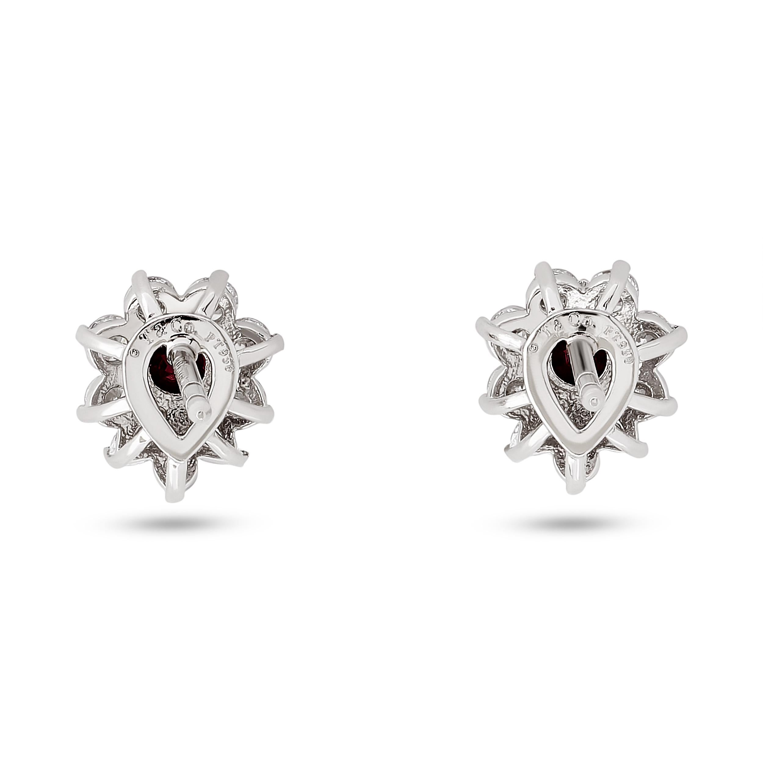 Taille ronde Tiffany & Company Clous d'oreilles halo en platine, rubis et diamants en vente
