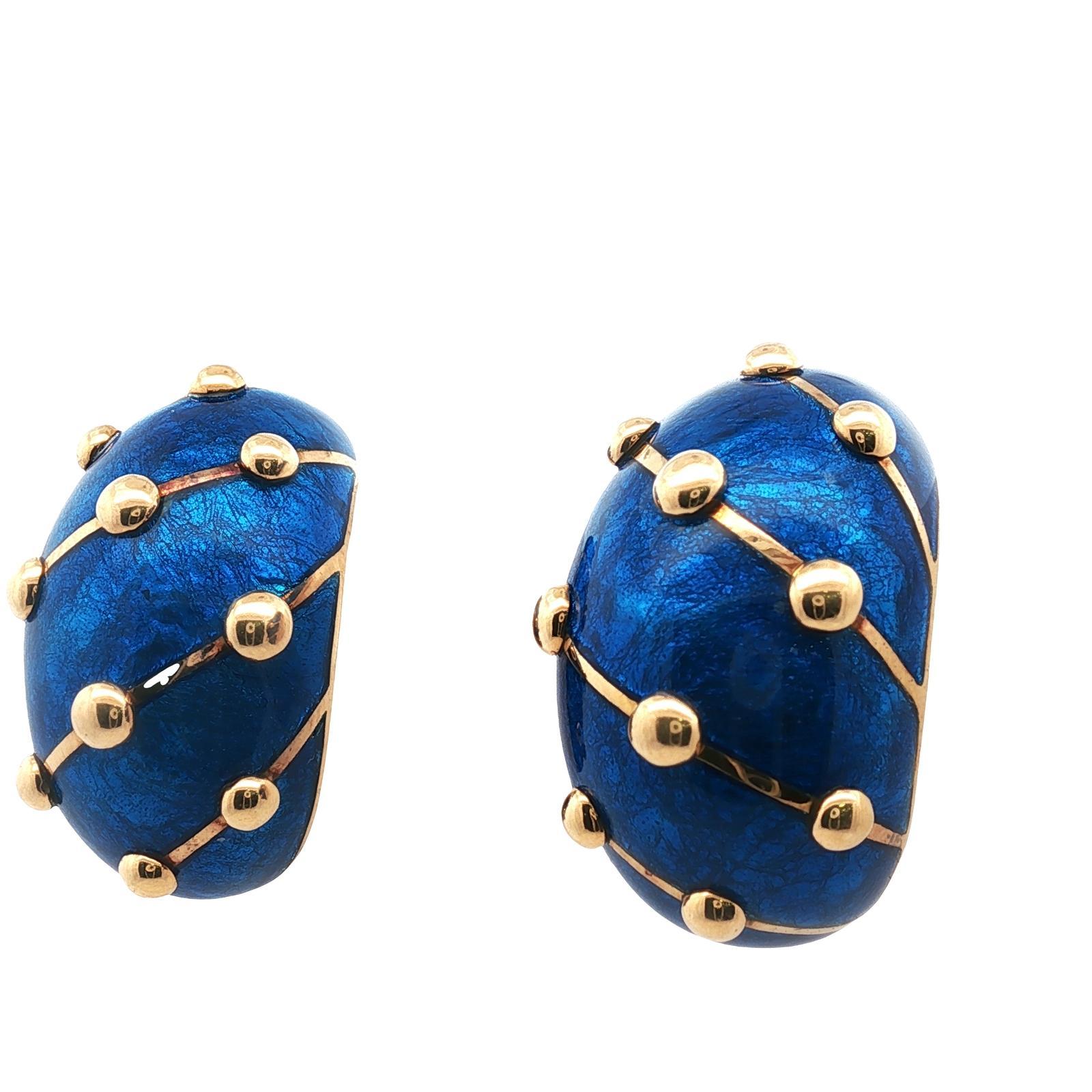 Questi straordinari orecchini a lobo in oro giallo 18 carati di Tiffany & Company Jean Schlumberger, con smalto blu, sono caratterizzati da un'audace e scultorea silhouette a forma di bombe avvolta da un vibrante smalto blu, che mette in mostra