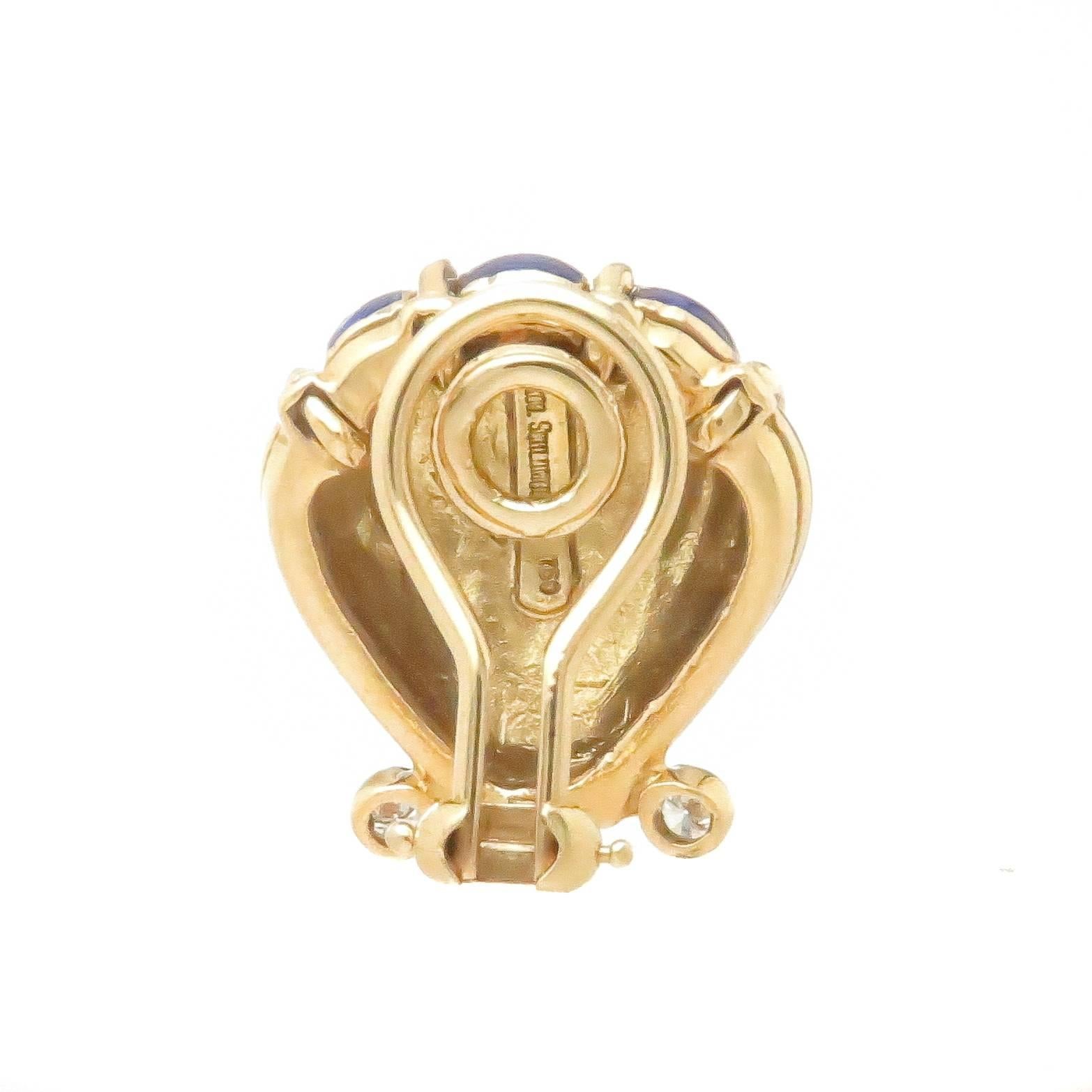 Um 2000 Jean Schlumberger für Tiffany & Company 18K Gelbgold Muschel Ohrringe, fertig in Kobaltblau Emaille und mit Diamanten besetzt insgesamt .15 Karat. Die Ohrringe messen 7/8 Zoll x 5/8 Zoll, Omega-Clip-Backs, zu denen ein Post leicht