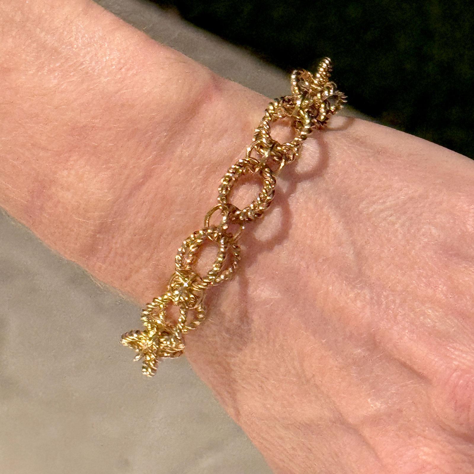 Création intemporelle de la collection emblématique Schlumberger de Tiffany & Co., cet exquis bracelet Rope Circle en or jaune 18 carats met en valeur l'élégance sculpturale caractéristique du créateur. Les maillons imbriqués à texture de corde