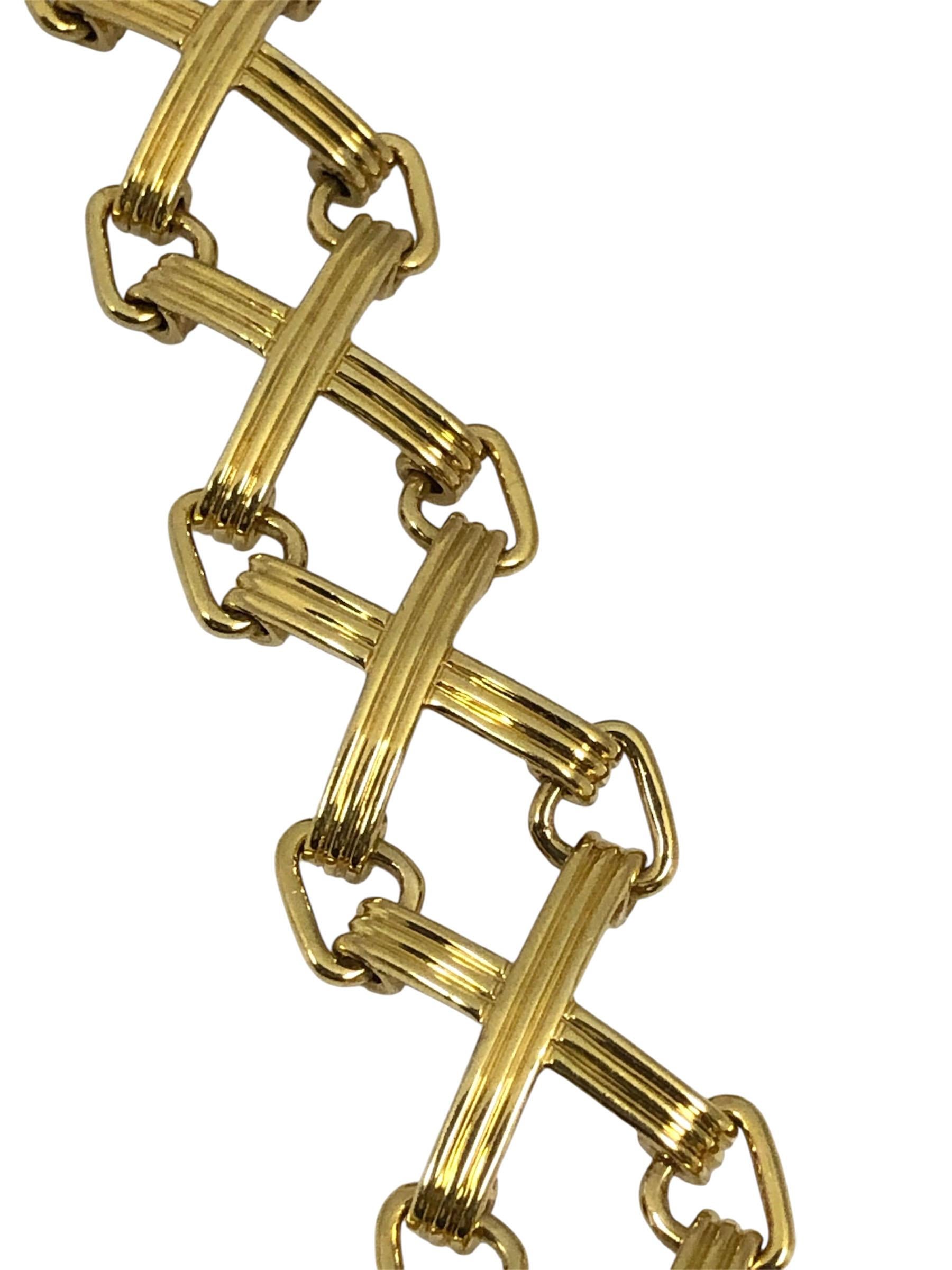Bracciale a X in oro giallo 18k di Jean Schlumberger Studios per Tiffany & Company, lunghezza 7 1/4 pollici e larghezza 3/4 pollici, peso 46,4 grammi.  Eccellente, indossato raramente e fornito in una scatola di presentazione Tiffany. 