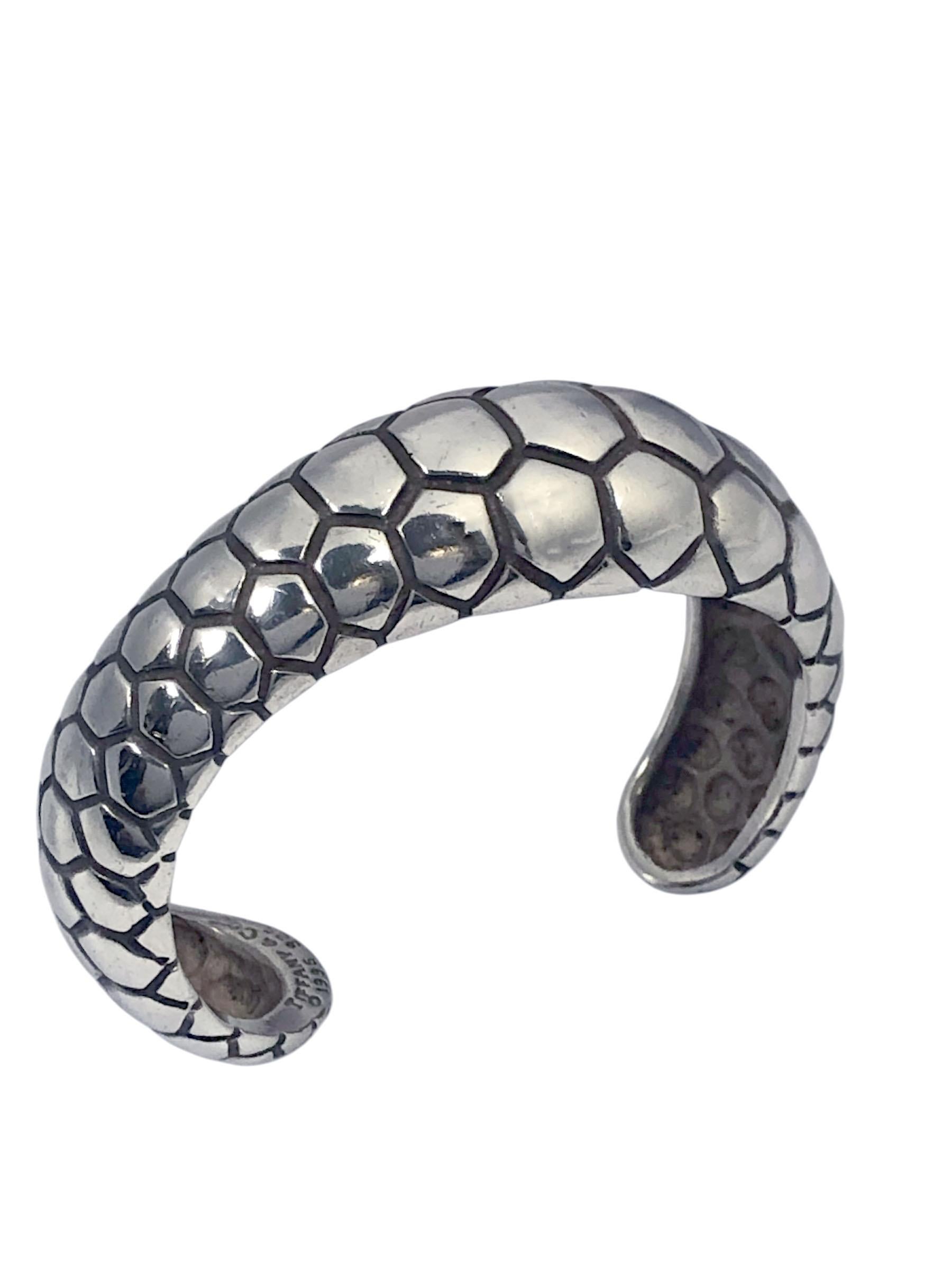 Escaso brazalete de plata de ley de Tiffany & Company de la década de 1990, mide 7/8 de pulgada de ancho en el centro y se estrecha hasta 5/8 de pulgada, tiene un acabado de reptil de aligátor muy realista, una construcción sólida y gruesa y pesa 60