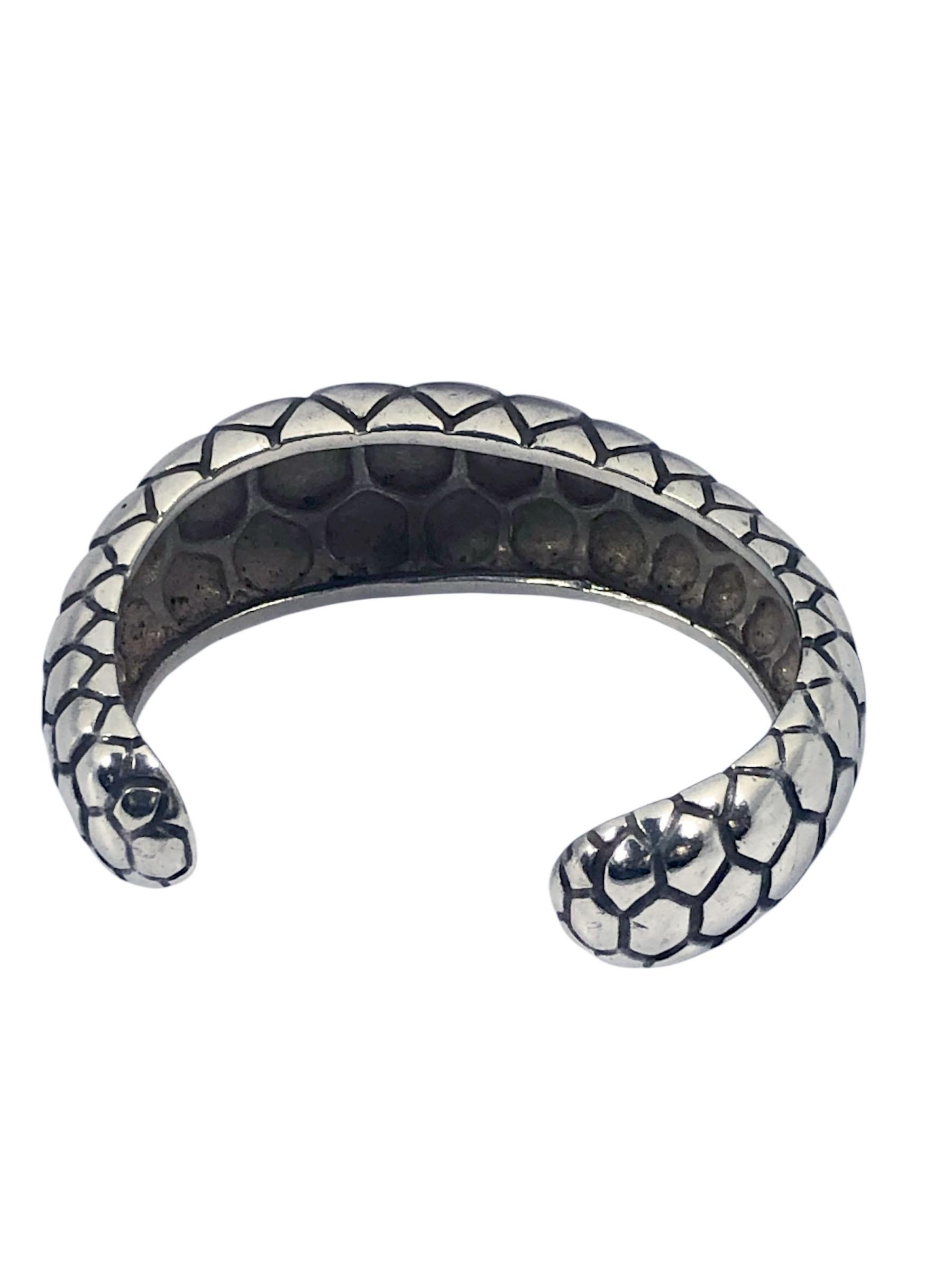 Tiffany & Company Pulsera brazalete de plata con textura de cocodrilo en Excelente estado para la venta en Chicago, IL