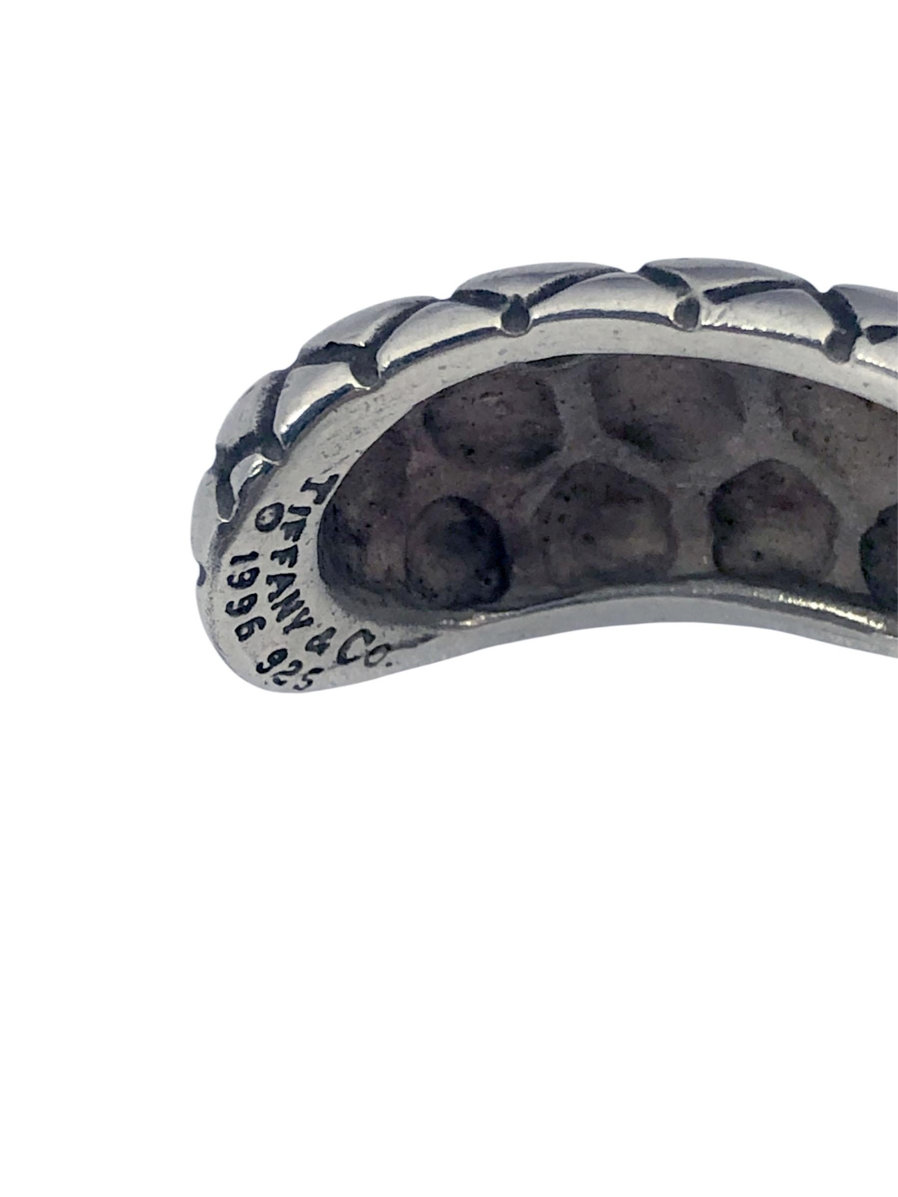 Tiffany & Company Pulsera brazalete de plata con textura de cocodrilo en venta 1