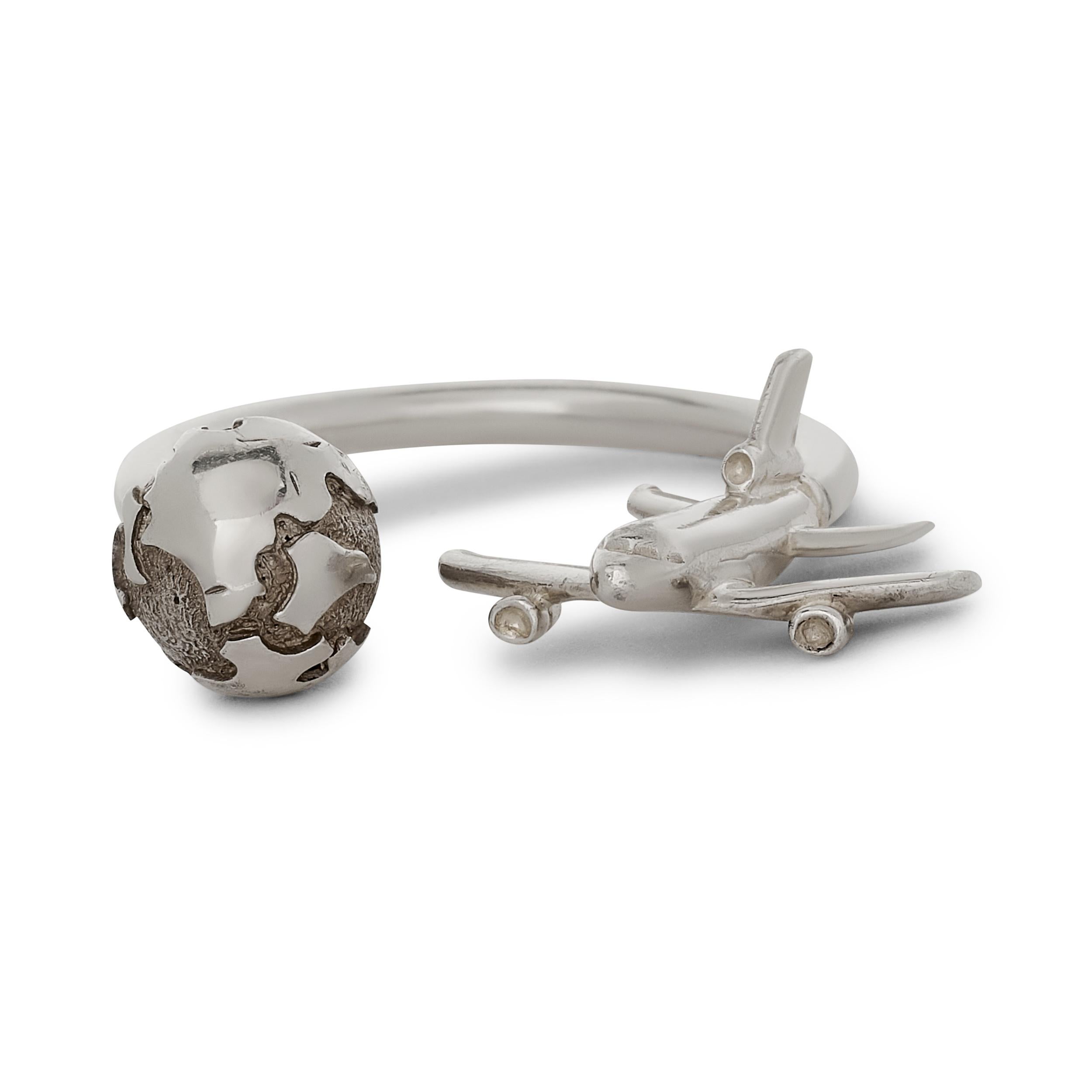 A whimsical Tiffany & Co. key ring featuring a sterling silver airplane and globe charm, perfect for the jet-setting adventurer.
1.25-1.5