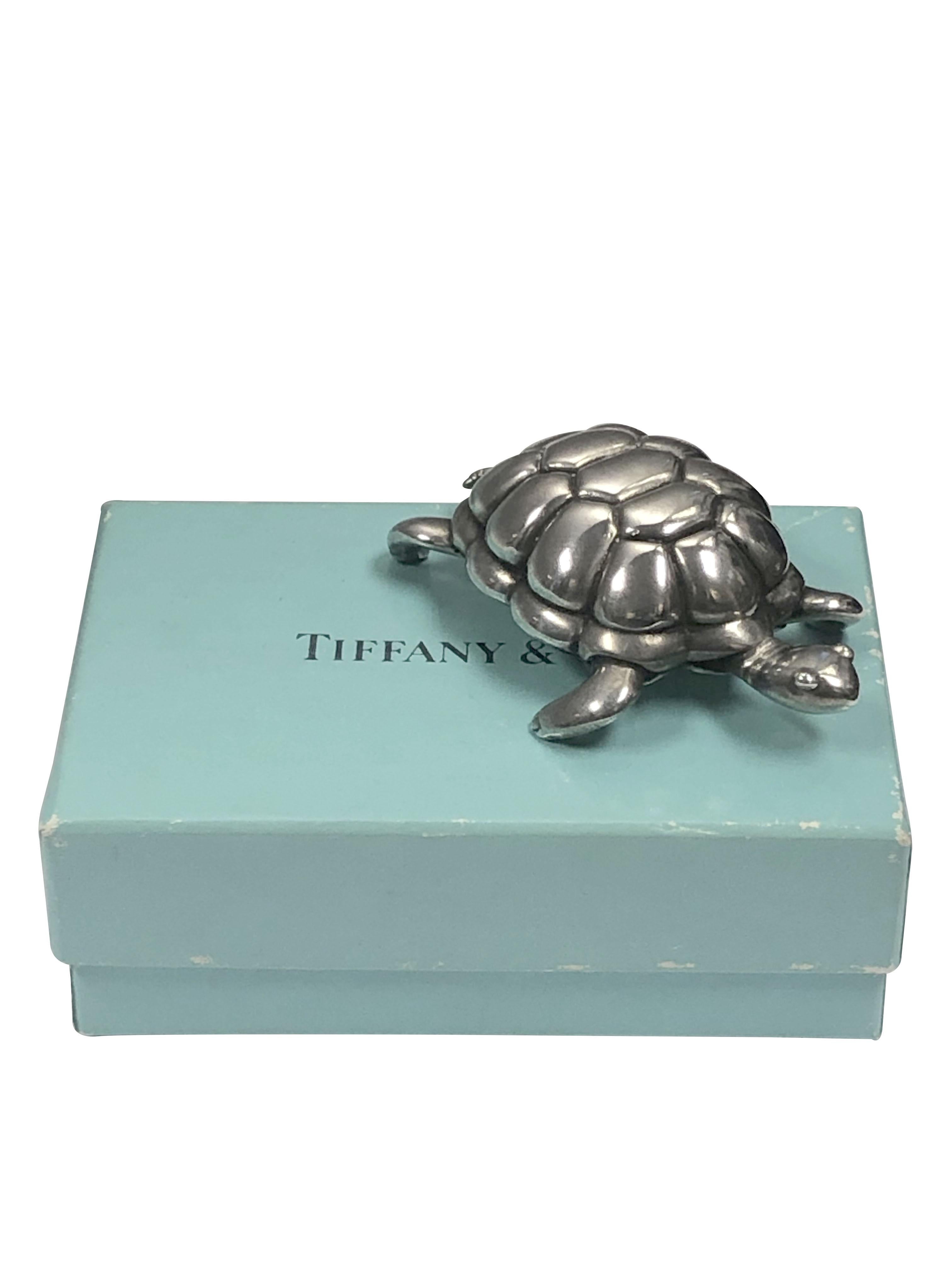Circa 1998 Tiffany & Company Sterling Silber Schildkröte Briefbeschwerer, Messung 2 1/4 Zoll in der Länge, 1 1/4 Zoll breit, 3/4 Zoll in der Höhe und einem Gewicht von 3,5 Unzen, sehr fein detaillierte, kommt in der ursprünglichen Geschenk-Box. Aus