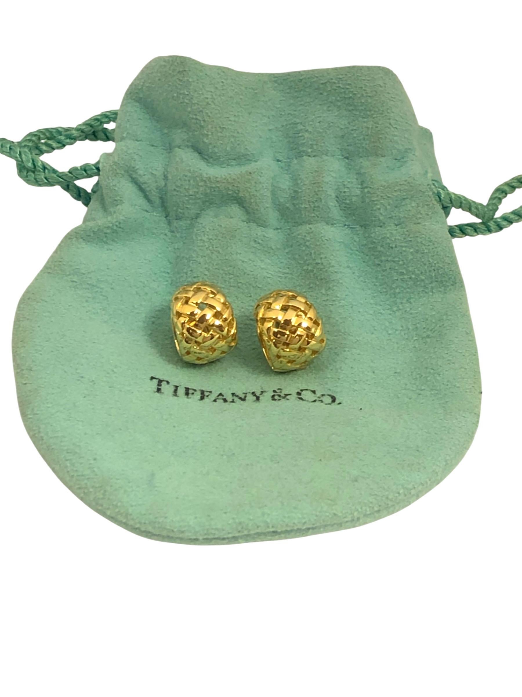 Tiffany & Company Orecchini a forma di abbraccio in oro giallo Vannerie in vendita 2