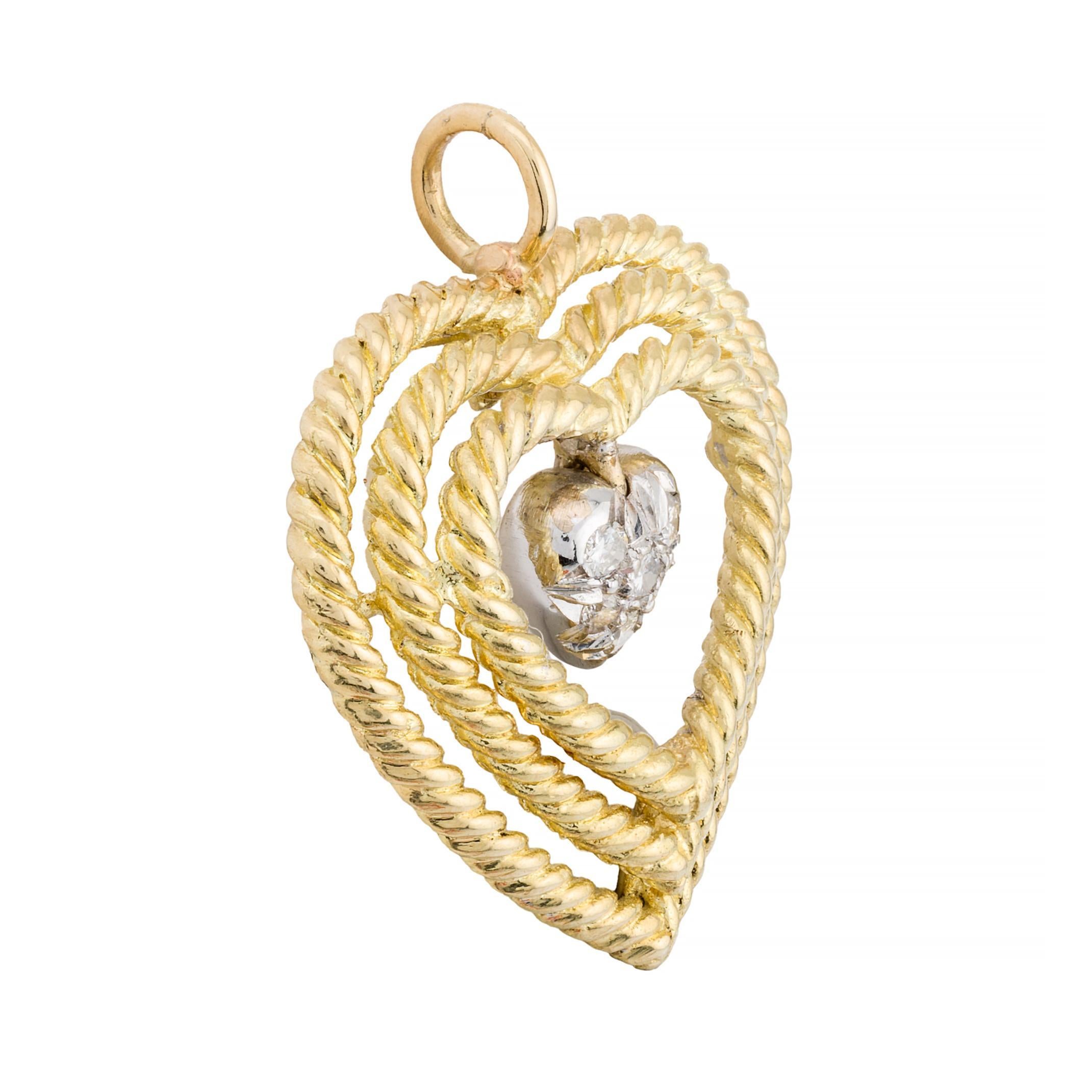 Aston Estate Jewelry Presenta:

Colgante en forma de corazón elaborado en oro amarillo de 18 quilates por Tiffany & Company. El colgante de corazón de cuerda tiene un corazón de diamantes colgante engastado con diamantes redondos de talla
