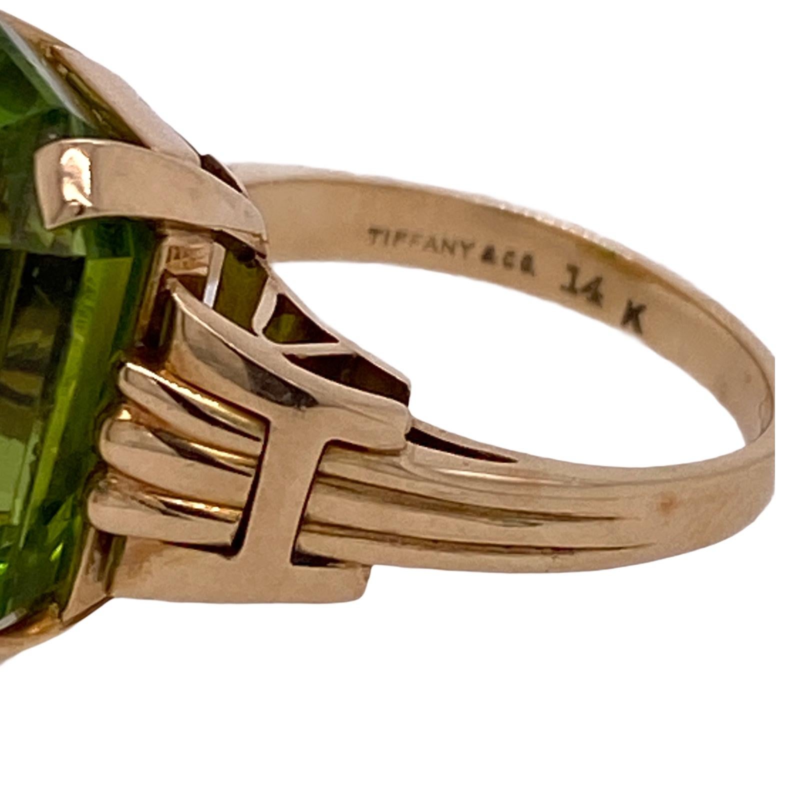 Tiffany & Co. Vintage Smaragd Schliff Peridot Gelbgold Ring im Zustand „Hervorragend“ in Boca Raton, FL