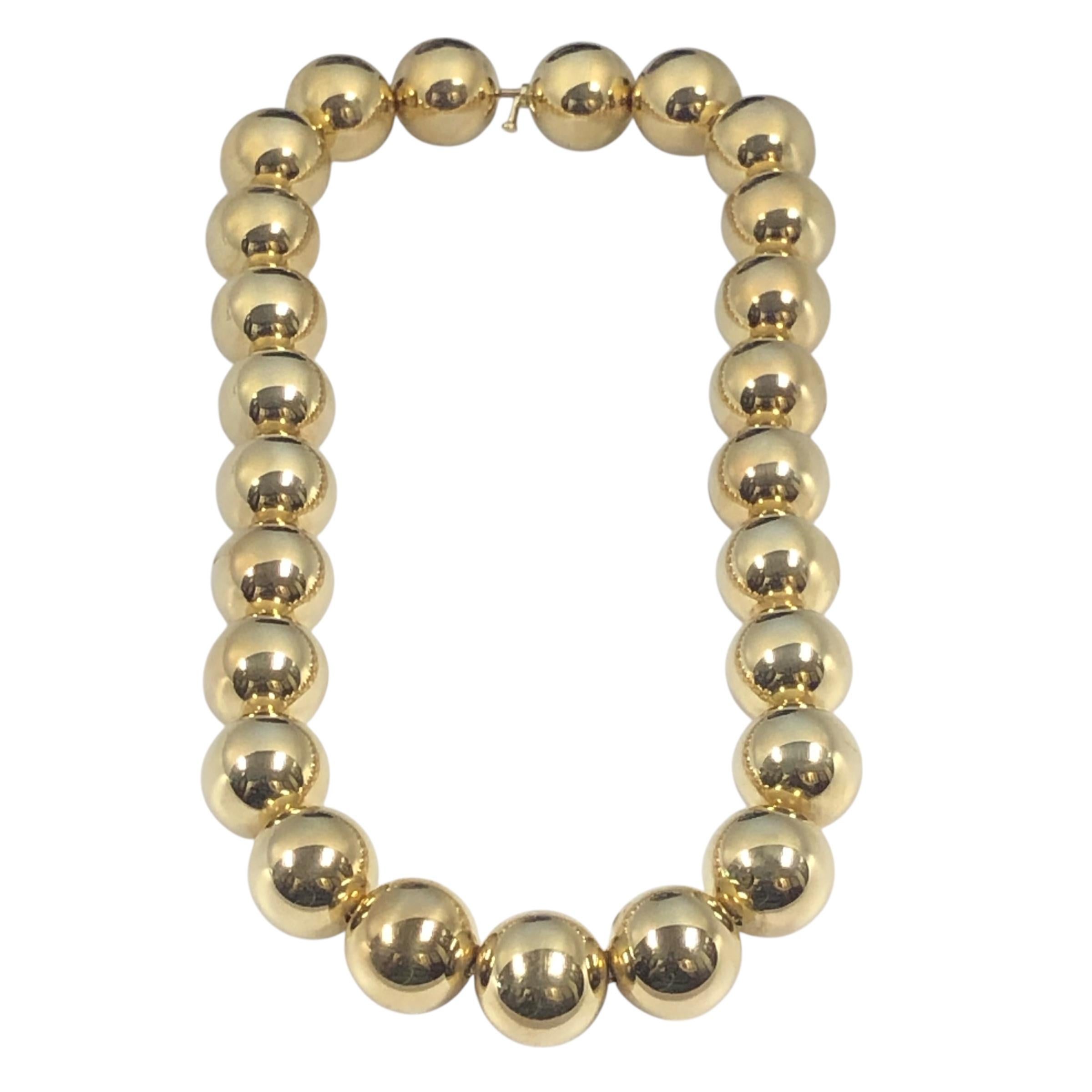 CIRCA 1980 Tiffany & Company Grande e imponente collana di perline in oro giallo 14k, composta da 25 perline rotonde, ognuna delle quali misura 15 M.M. per un peso di 57,5 grammi, lunga 18 pollici e fornita nella scatola di presentazione originale. 