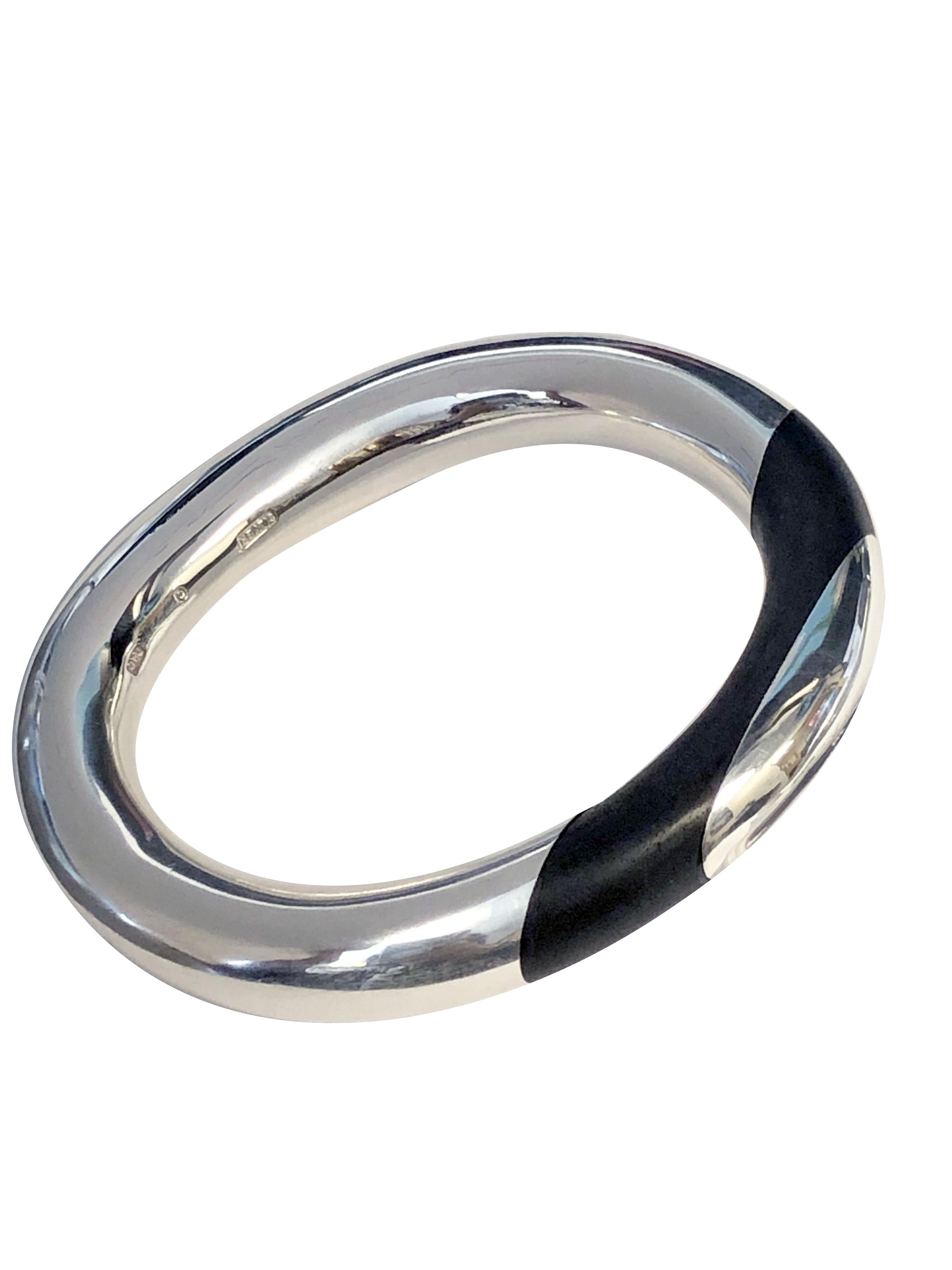 Circa 1980 Tiffany & Company .925 Sterling Silver and Wood Bracelet, magistralement conçu, mesurant 1/2 pouce de large avec une belle construction solide et pesant 2,5 onces. L'intérieur du poignet mesure 6 3/4 pouces. Une pièce de Tiffany très rare