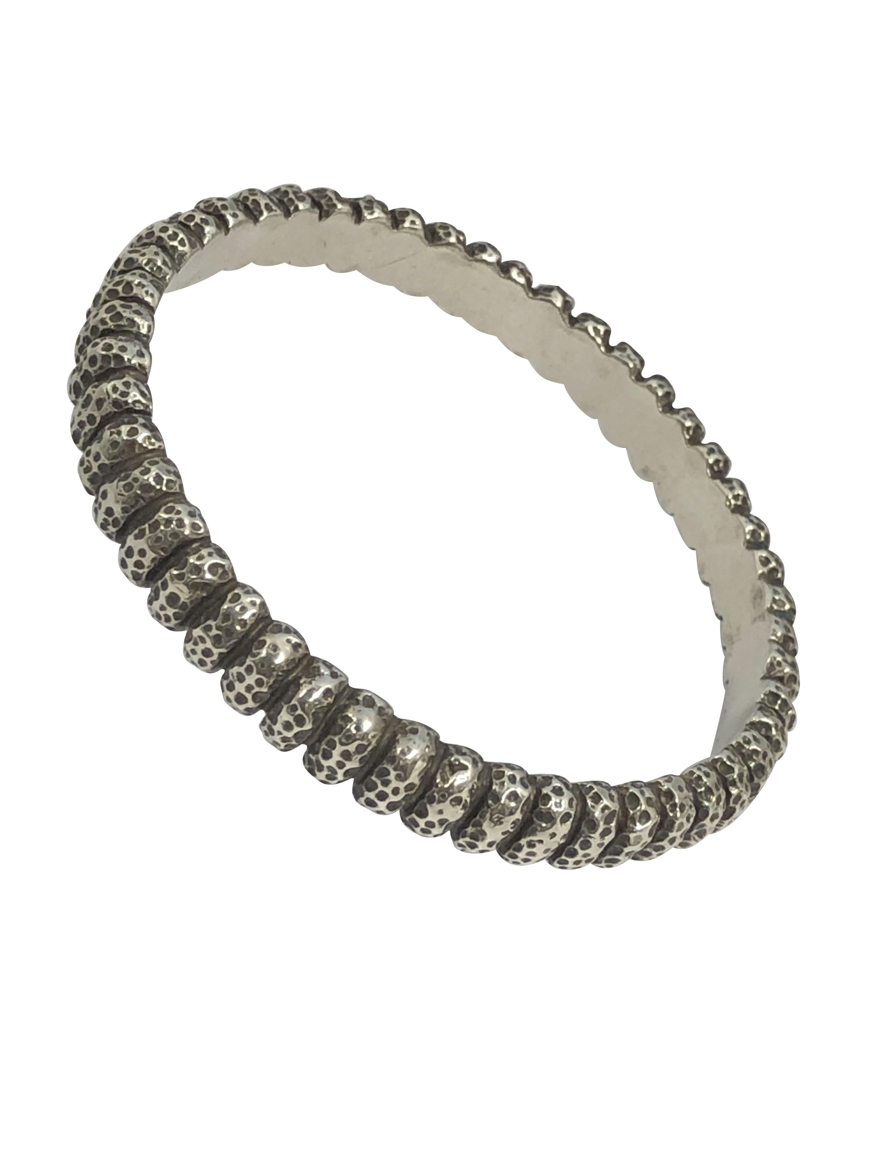 Pulsera de brazalete de plata de ley de Tiffany & Company de la década de 1980, que mide 5/16 pulgadas ( 8 M.M ) de ancho con una medida de muñeca de  7 1/2 pulgadas, bonita construcción sólida con un buen peso de 2 Onzas y que tiene un inusual