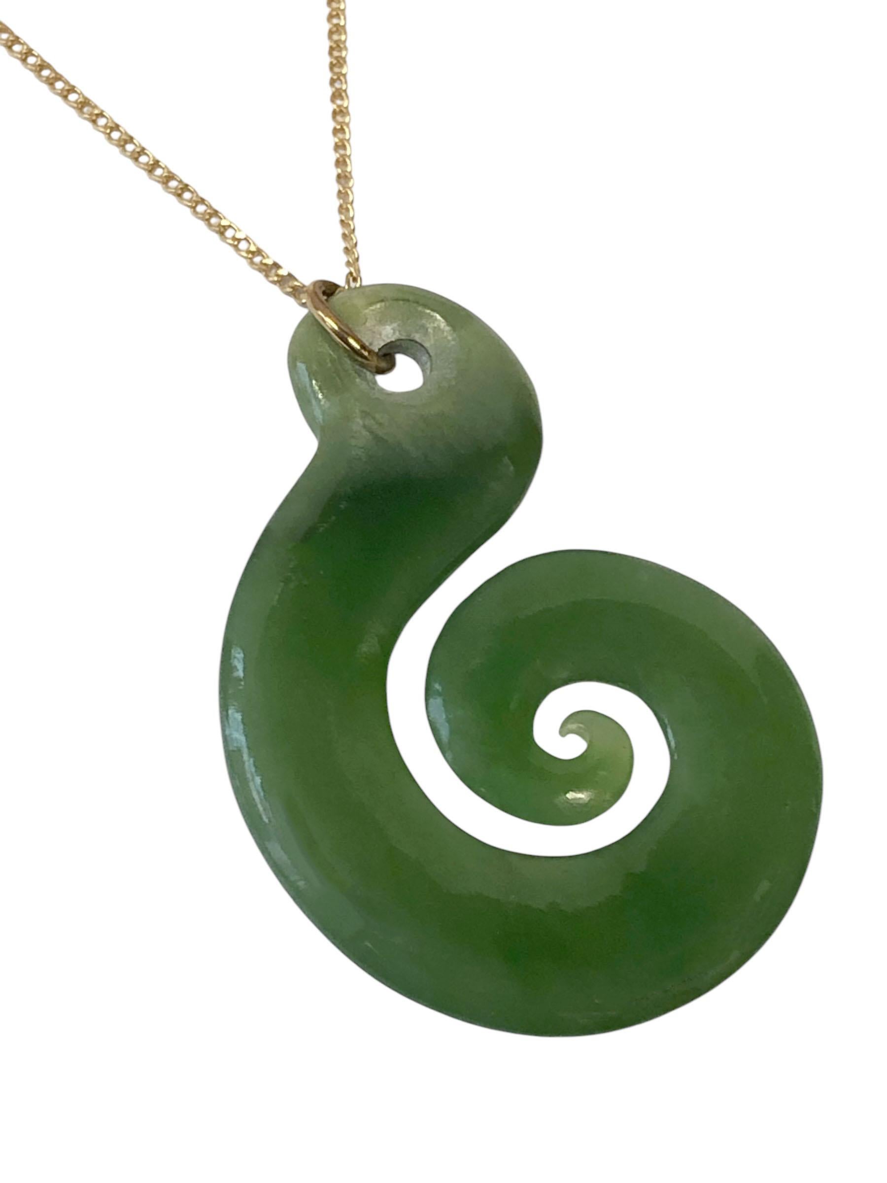 Tiffany & Company Vintage yellow Gold and Jade Koru Hook Pendant Necklace In Excellent Condition In Chicago, IL