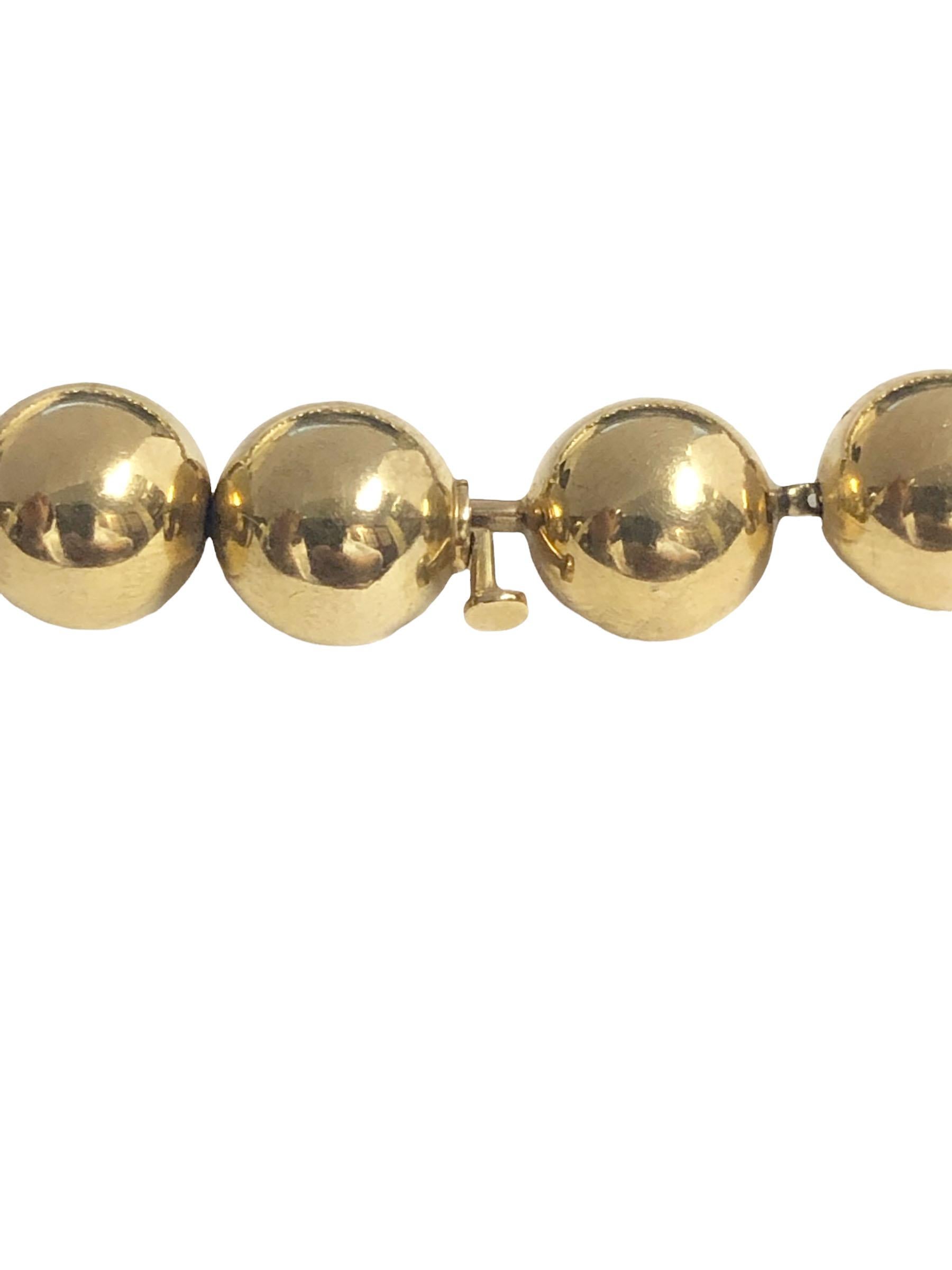 Circa 1980s Tiffany & Company 14K Yellow Gold Graduated Bead Necklace, measuring 15 1/4 inches in length weighing 28.5 Grams and comprisesed of Hallow Beads measuring 13 M.M. to 7 M.M. Livré dans un coffret de présentation Tiffany. Ils proviennent