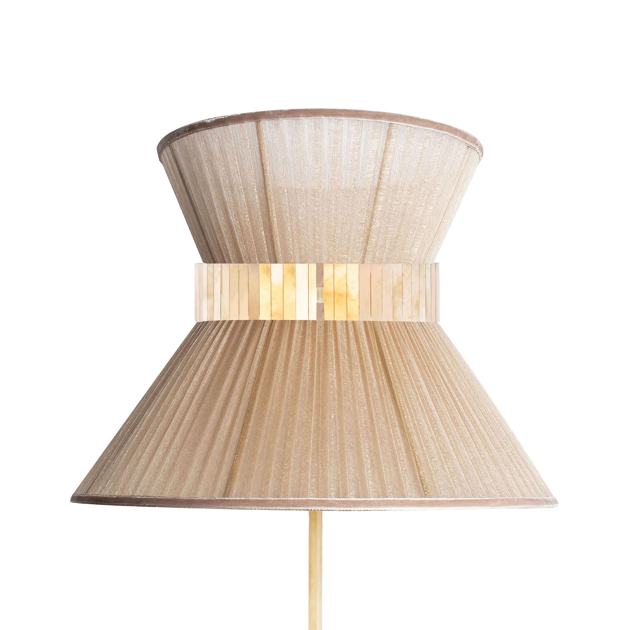 Sabrinas atemberaubende Collection'S von Tiffany-Lampen wird vorgestellt.
Sabrina Landini wählt die schönsten MATERIALIEN aus und stellt sie zu weltweit anerkannten Dekorationsartikeln zusammen.

Eleganz und Farben sind in einer Vielzahl von