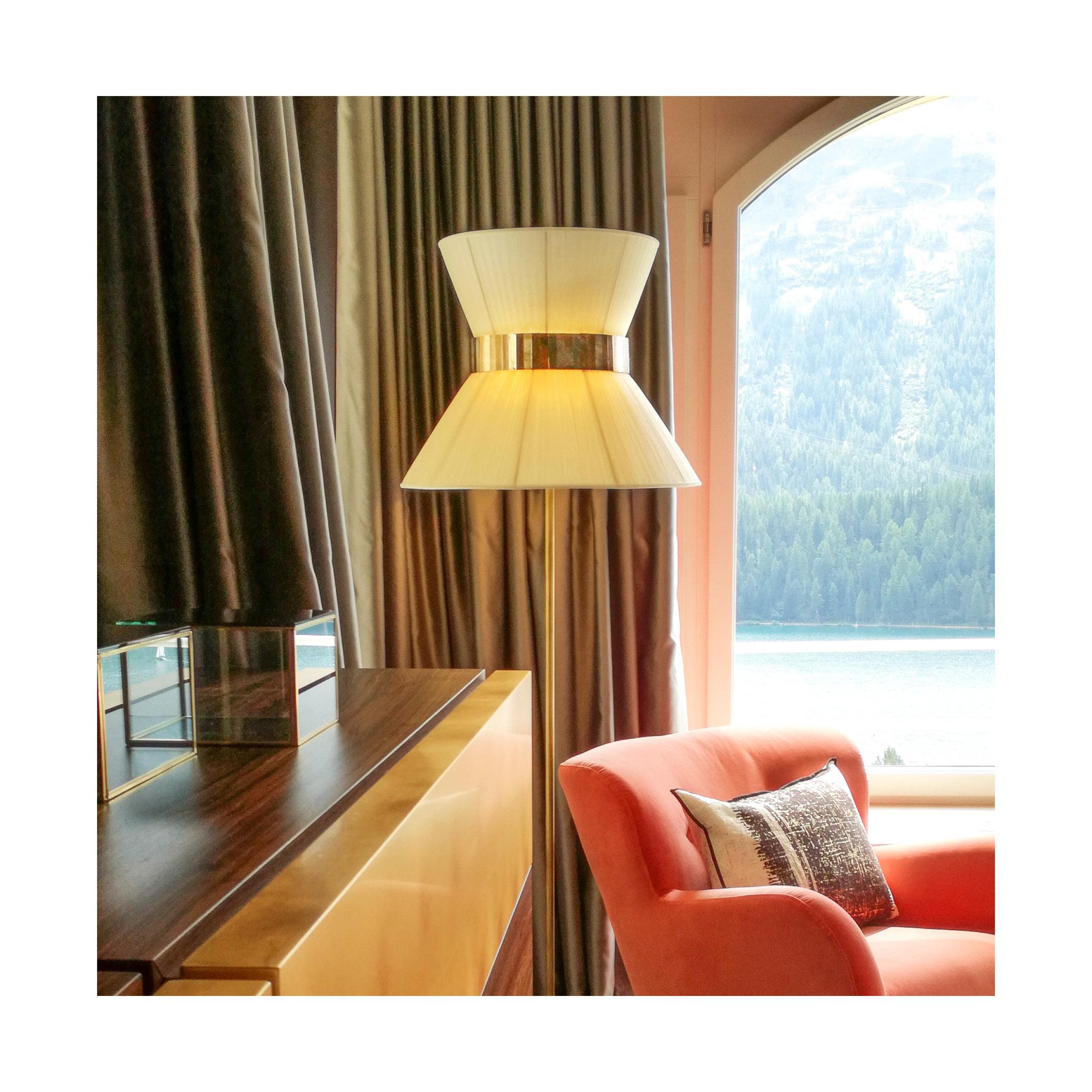 Lámpara de pie Tiffany Contemporary 60 Seda marfil, latón envejecido, cristal en Nuevo estado para la venta en Pietrasanta, IT