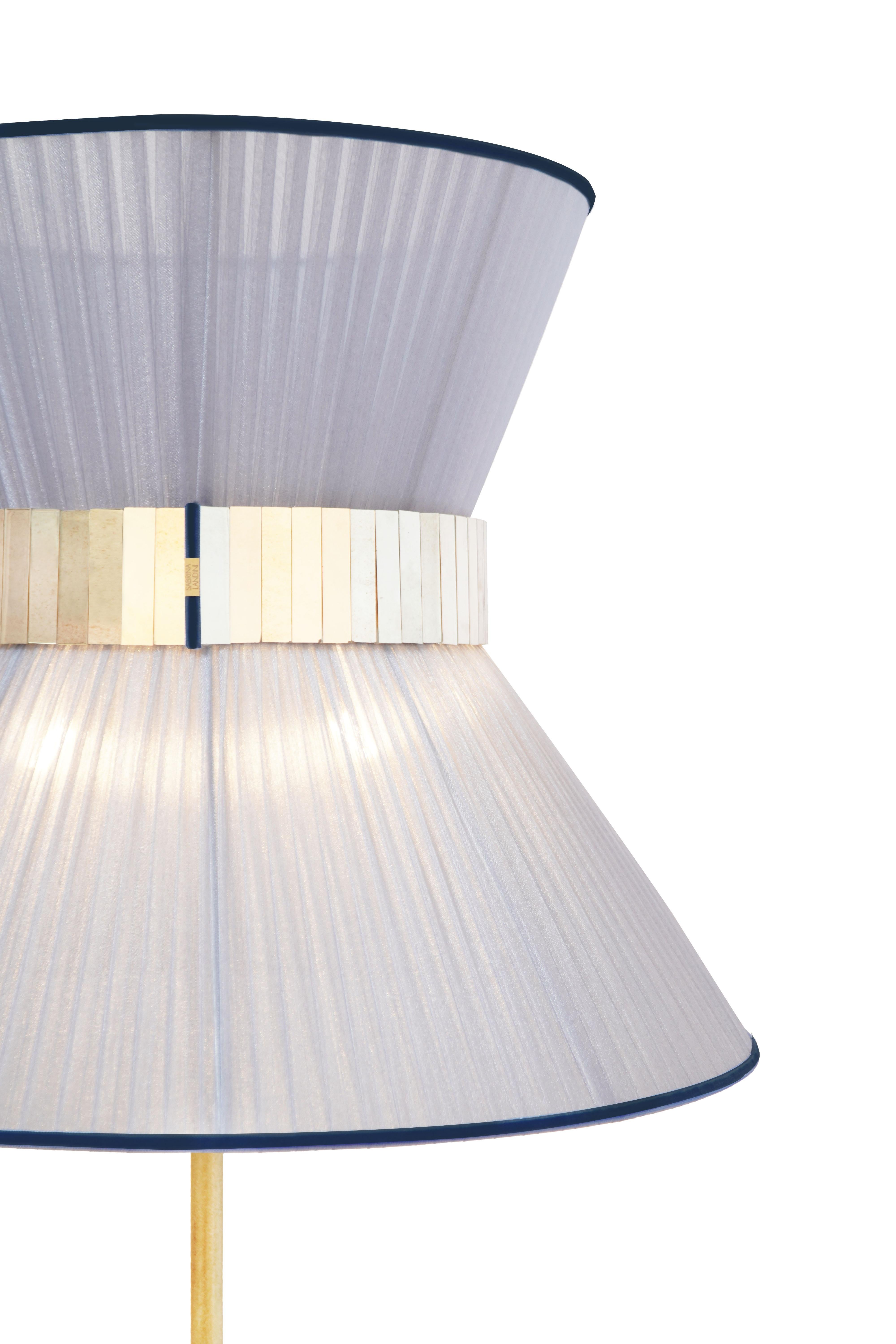 Moderno Lampada da terra contemporanea Tiffany 60 Silver-Light Blue Silk, ottone anticato, vetro in vendita