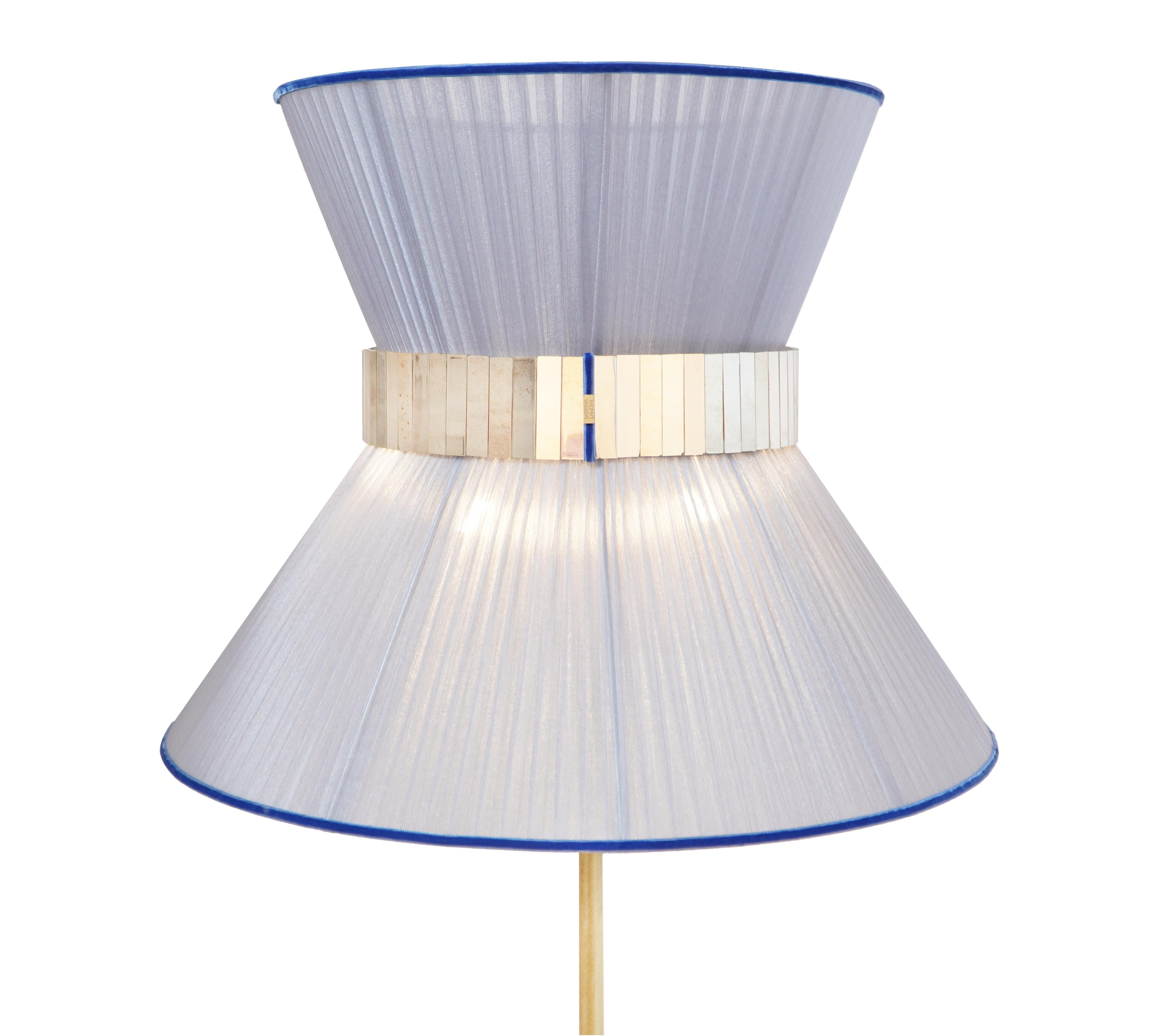 Zeitgenössische Stehlampe von Tiffany, 60 Silber-Lichtblau Seide, antikes Messing, Glas (21. Jahrhundert und zeitgenössisch) im Angebot