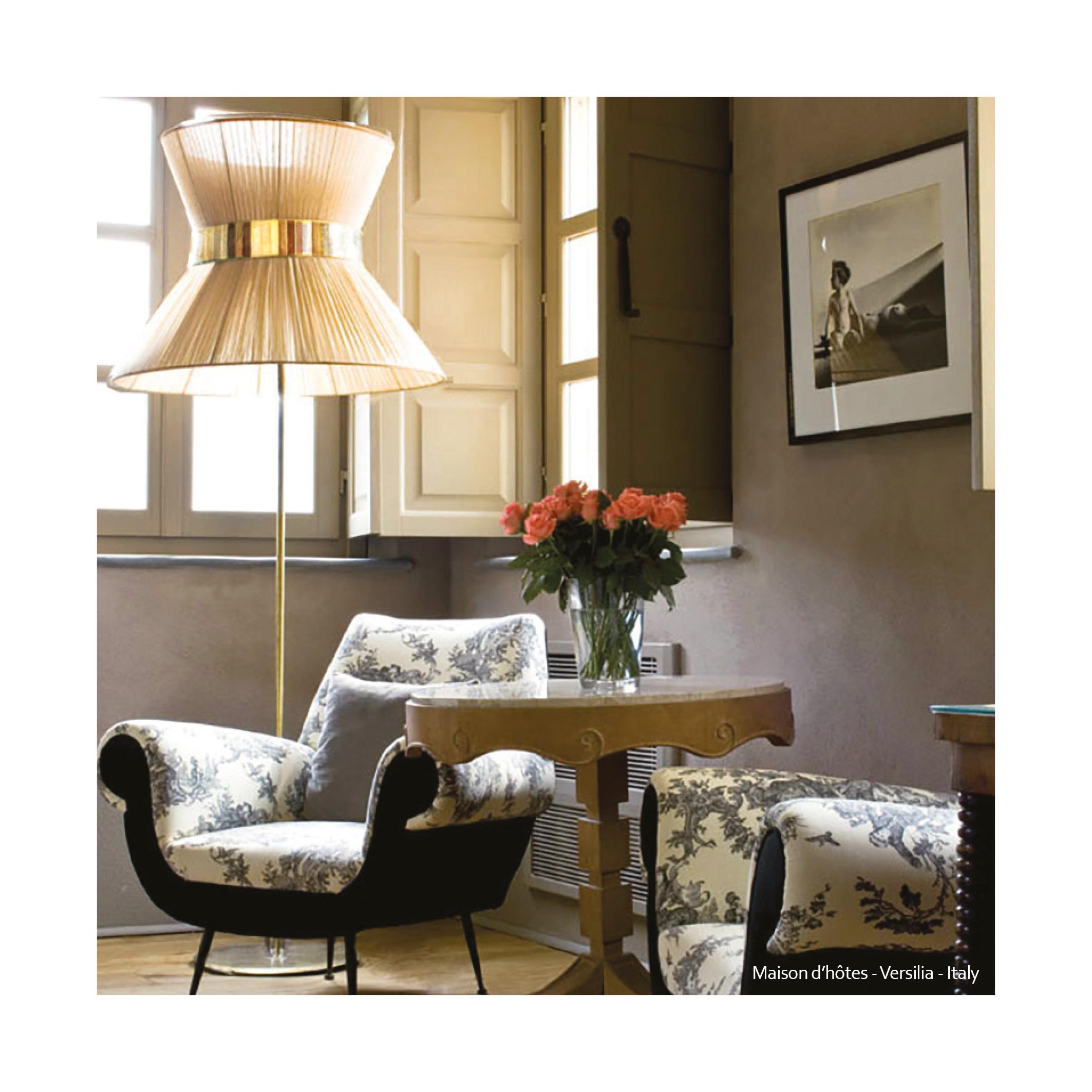 Zeitgenössische Stehlampe von Tiffany, 80 Gold, Seide, antikes Messing, versilbertes Glas im Zustand „Neu“ im Angebot in Pietrasanta, IT