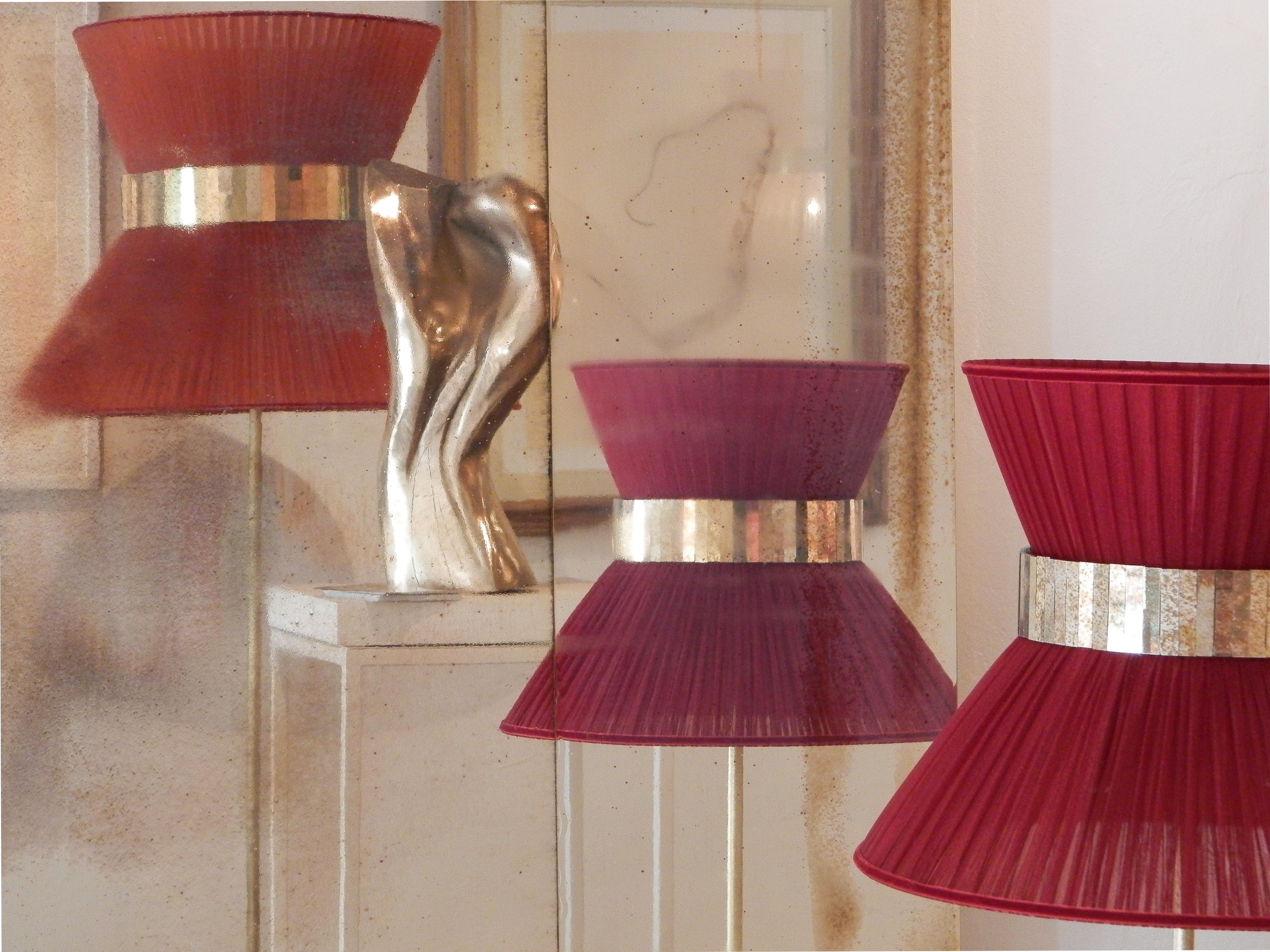 Italiano Lampada da terra contemporanea Tiffany60 Seta a cuore rosso, ottone anticato, vetro argentato in vendita