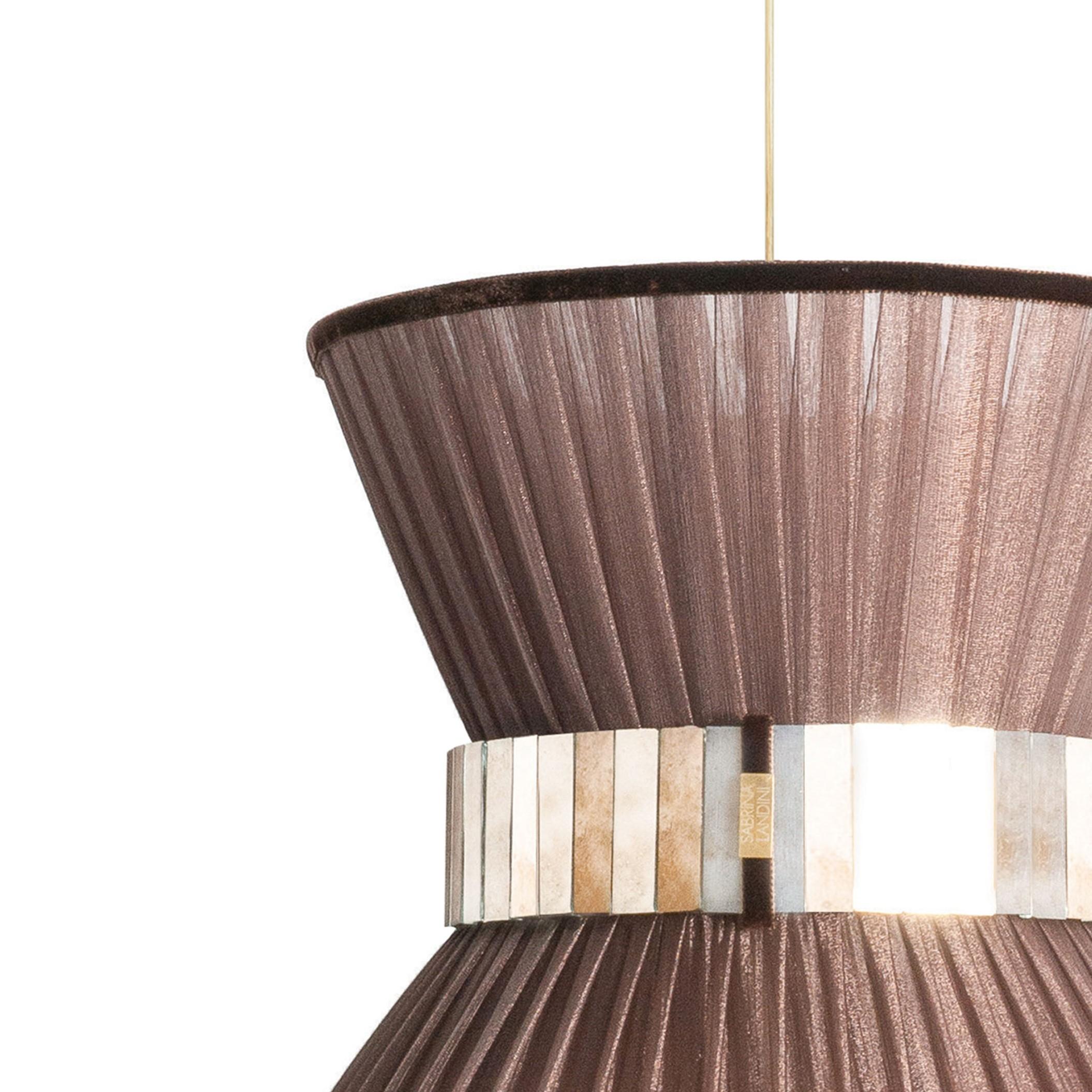 TIFFANY die kultige Lampe!

Seit 20 Jahren haben wir unsere einzigartige Herstellungsmethode beibehalten. Inspiriert von den unbegrenzten Spiegelungen im Glas hat Sabrina Landini eine elegante Wohnkollektion entworfen.
Falls Sie sich in der Toskana