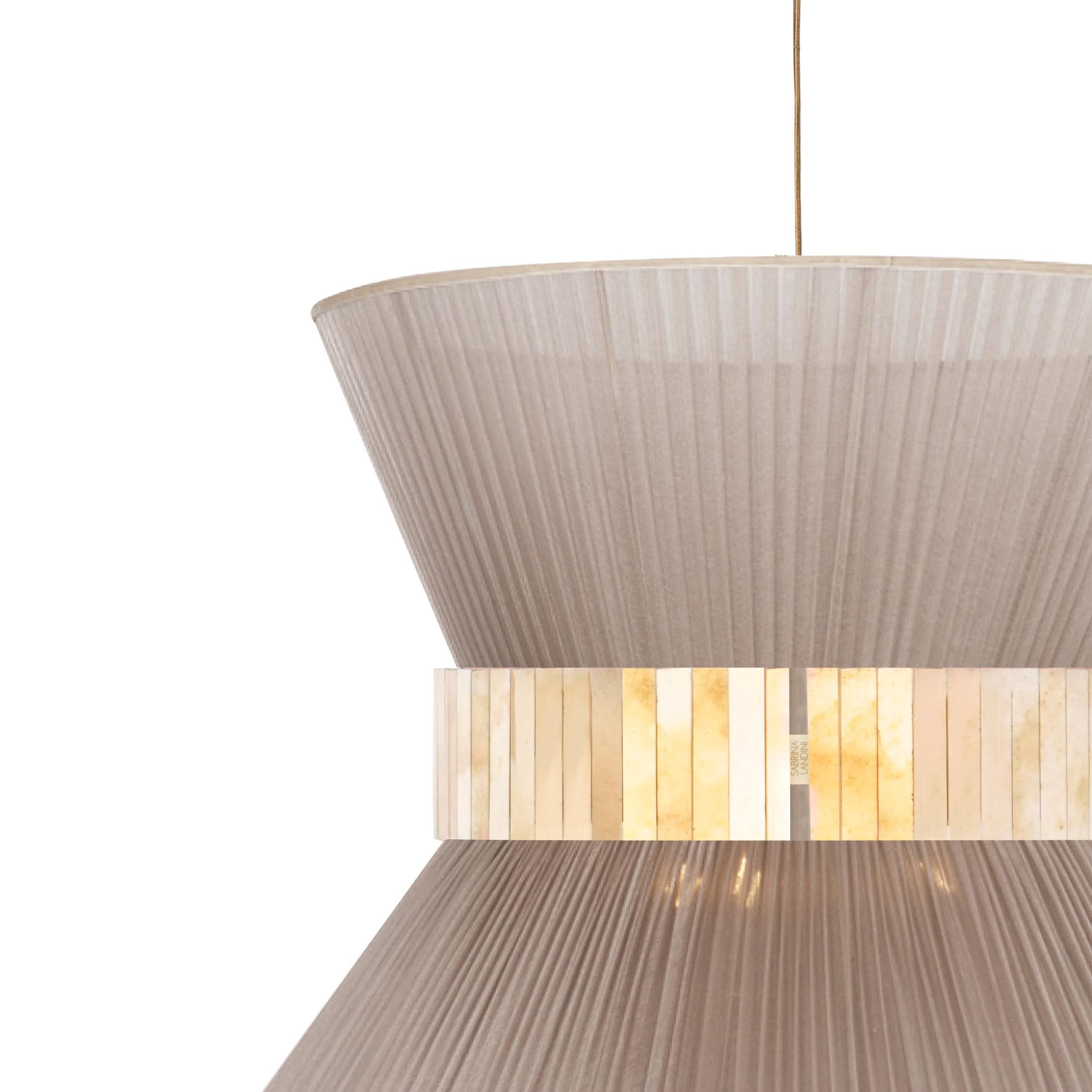 Sabrinas atemberaubende Collection'S von Tiffany-Lampen wird vorgestellt.
Sabrina Landini wählt die schönsten MATERIALIEN aus und stellt sie zu weltweit anerkannten Dekorationsartikeln zusammen.

Eleganz und Farben sind in einer Vielzahl von