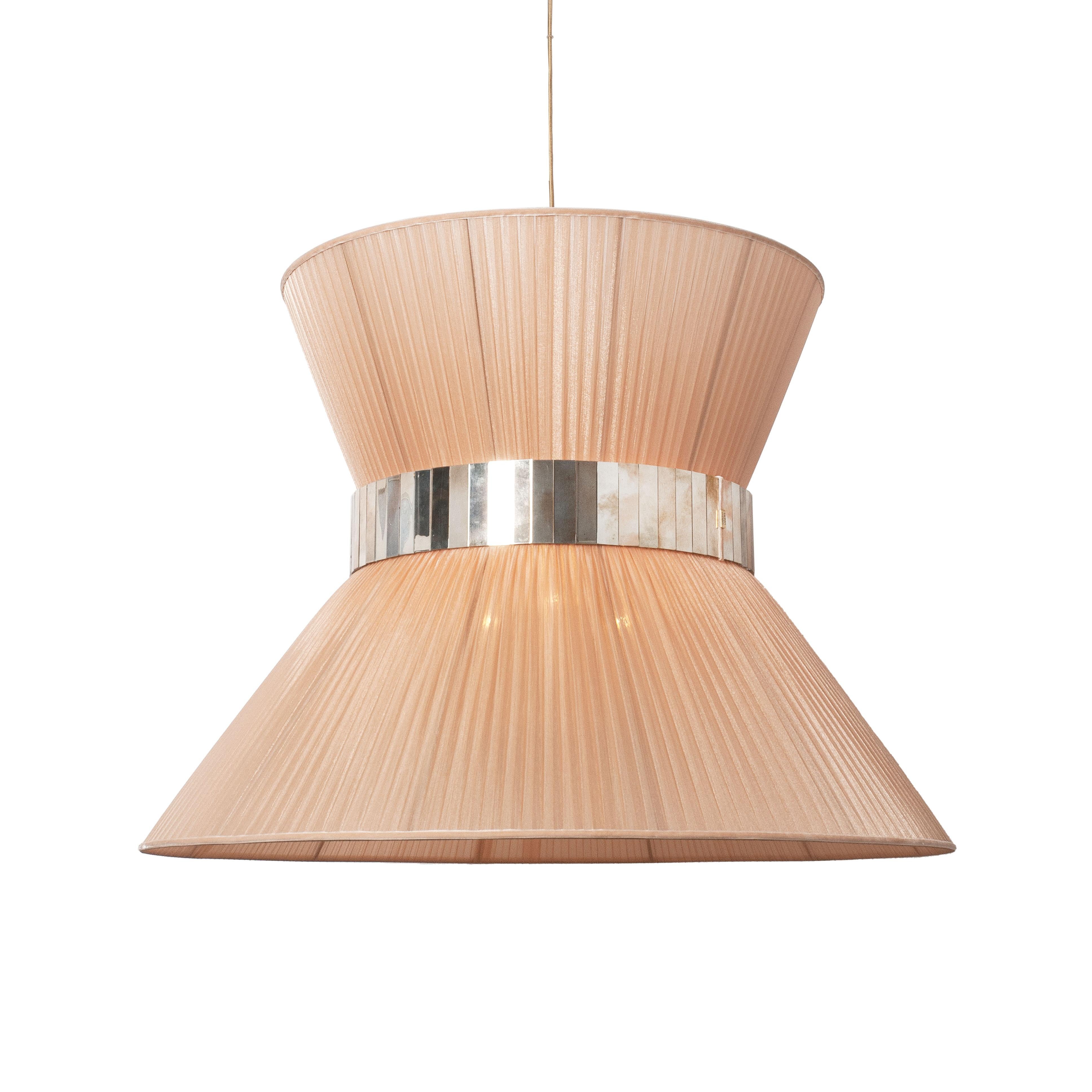 Sabrinas atemberaubende Collection'S von Tiffany-Lampen wird vorgestellt.
Sabrina Landini wählt die schönsten MATERIALIEN aus und stellt sie zu weltweit anerkannten Dekorationsartikeln zusammen.

Eleganz und Farben sind in einer Vielzahl von