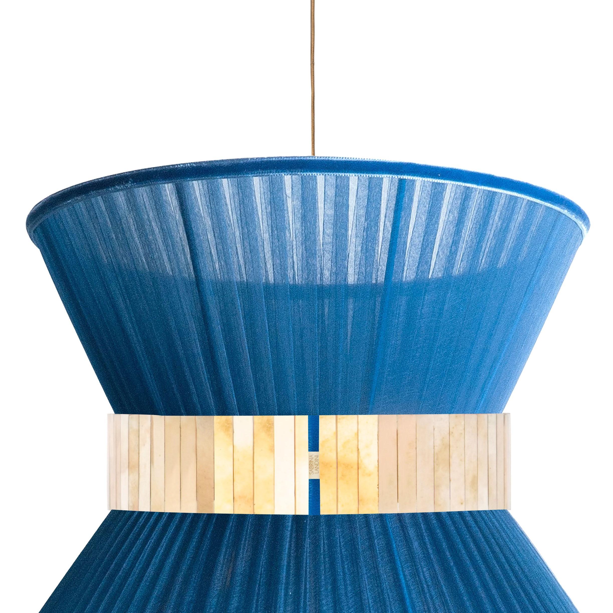 Te presentamos la impresionante colección de lámparas Tiffany de Sabrina.
Sabrina Landini selecciona los materiales más bellos y los ensambla para crear artículos de decoración para el hogar reconocidos en todo el mundo.

La elegancia y los colores