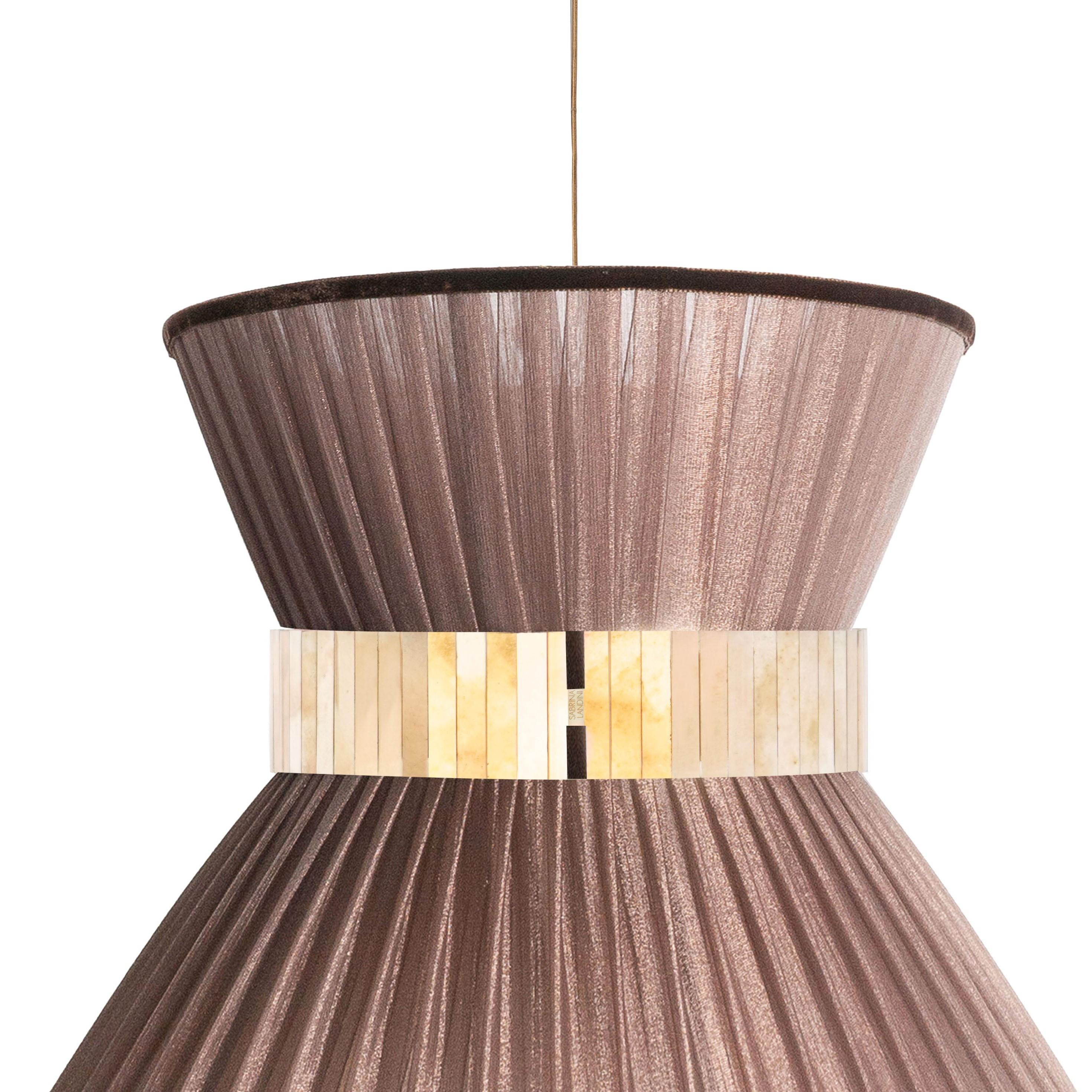 Te presentamos la impresionante colección de lámparas Tiffany de Sabrina.
Sabrina Landini selecciona los materiales más bellos y los ensambla para crear artículos de decoración para el hogar reconocidos en todo el mundo.

La elegancia y los colores